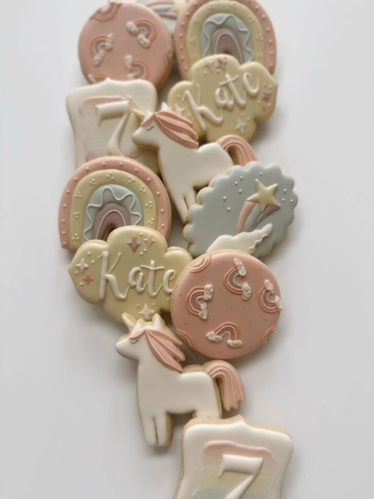 Pastel Perfection 🫧 ALL DYE FREE for this magical set 
.
.
#customsugarcookies #sugarcookiesbozeman #dyefreeroyalicing #bozeman #sugarcookies