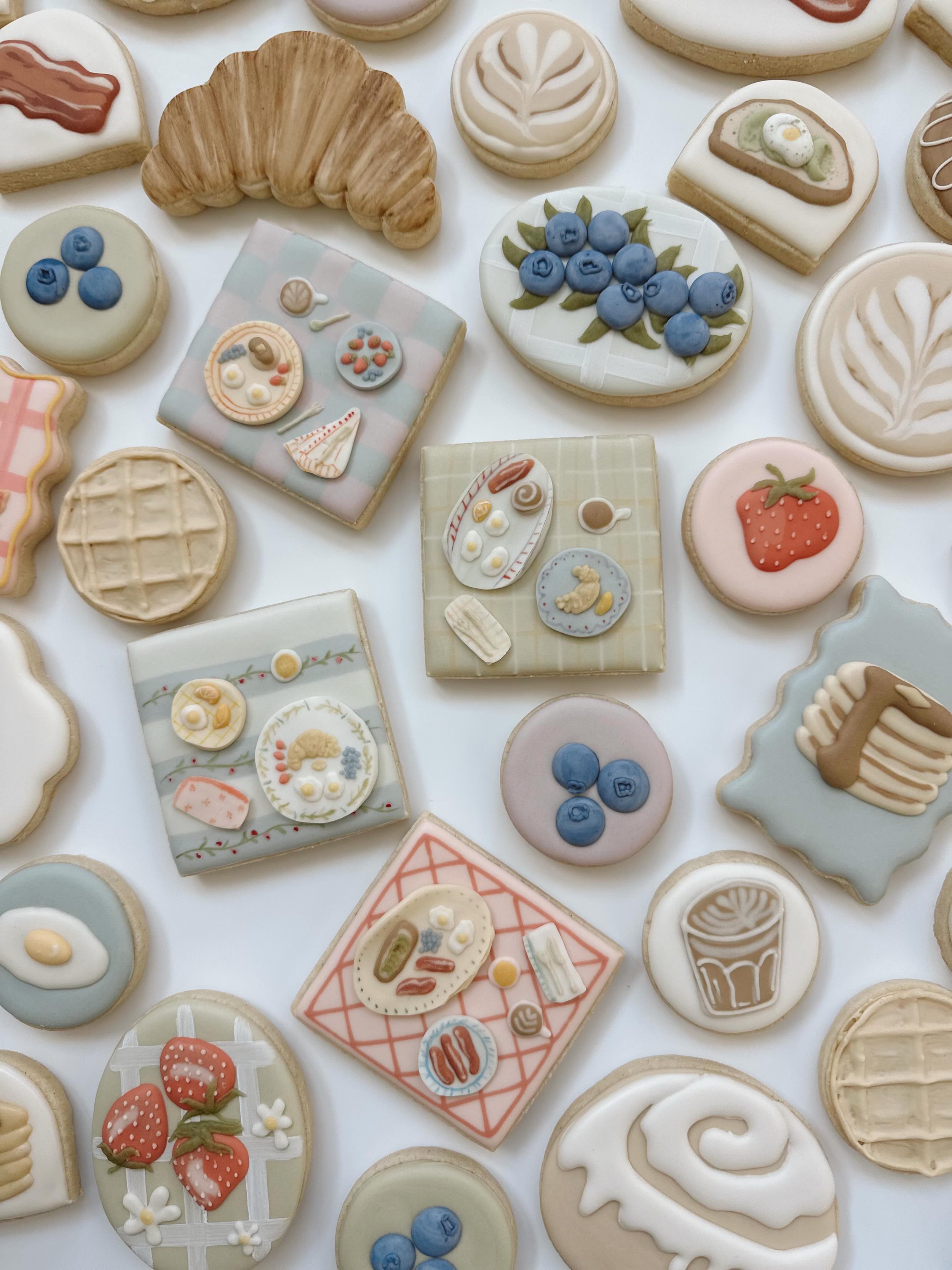 All the still photos 🍳 Will be sharing these for the rest of the year for sure 🥞🥐🥓 whimsy and eclectic brunch table scape cookies for @gvindustrynight 
.
.
.
#customcookiesbozeman #sugarcookies #bozeman #dyefree #royalicing