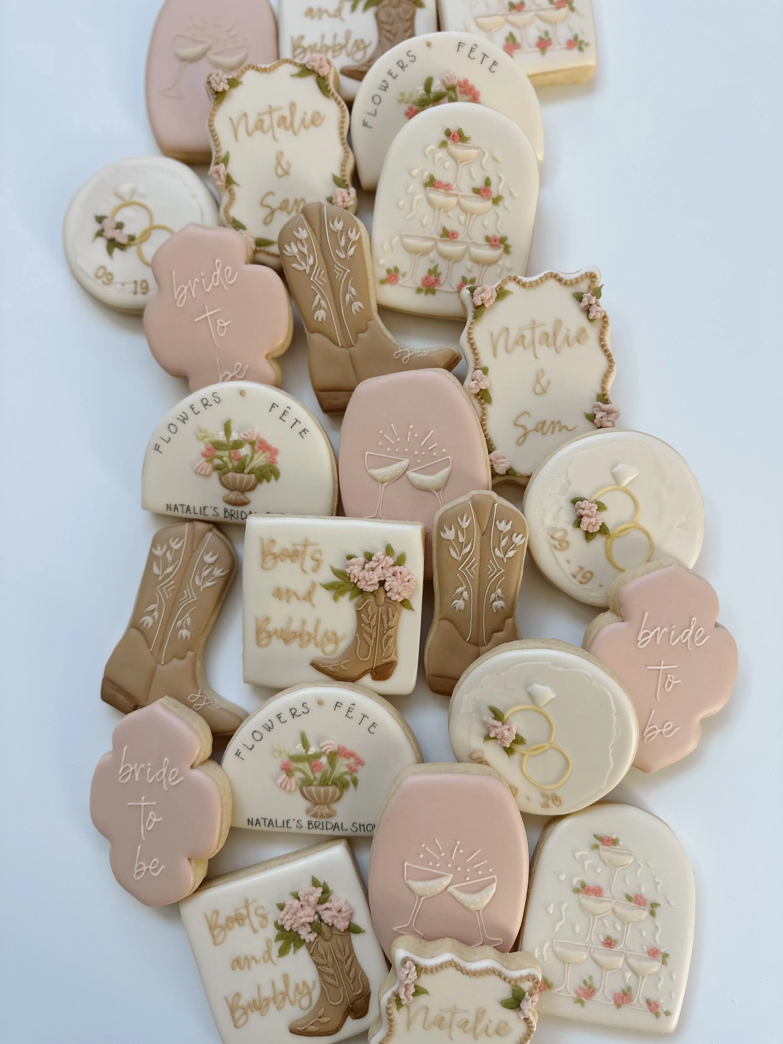 Break out the bubbly 🥂 going to be showering a bride to be or planning your wedding ? Book for your own custom cookies at link in bio ✨
.
.
#customcookiesbozeman #sugarcookies #bozeman #weddingcookies #cookiemaker