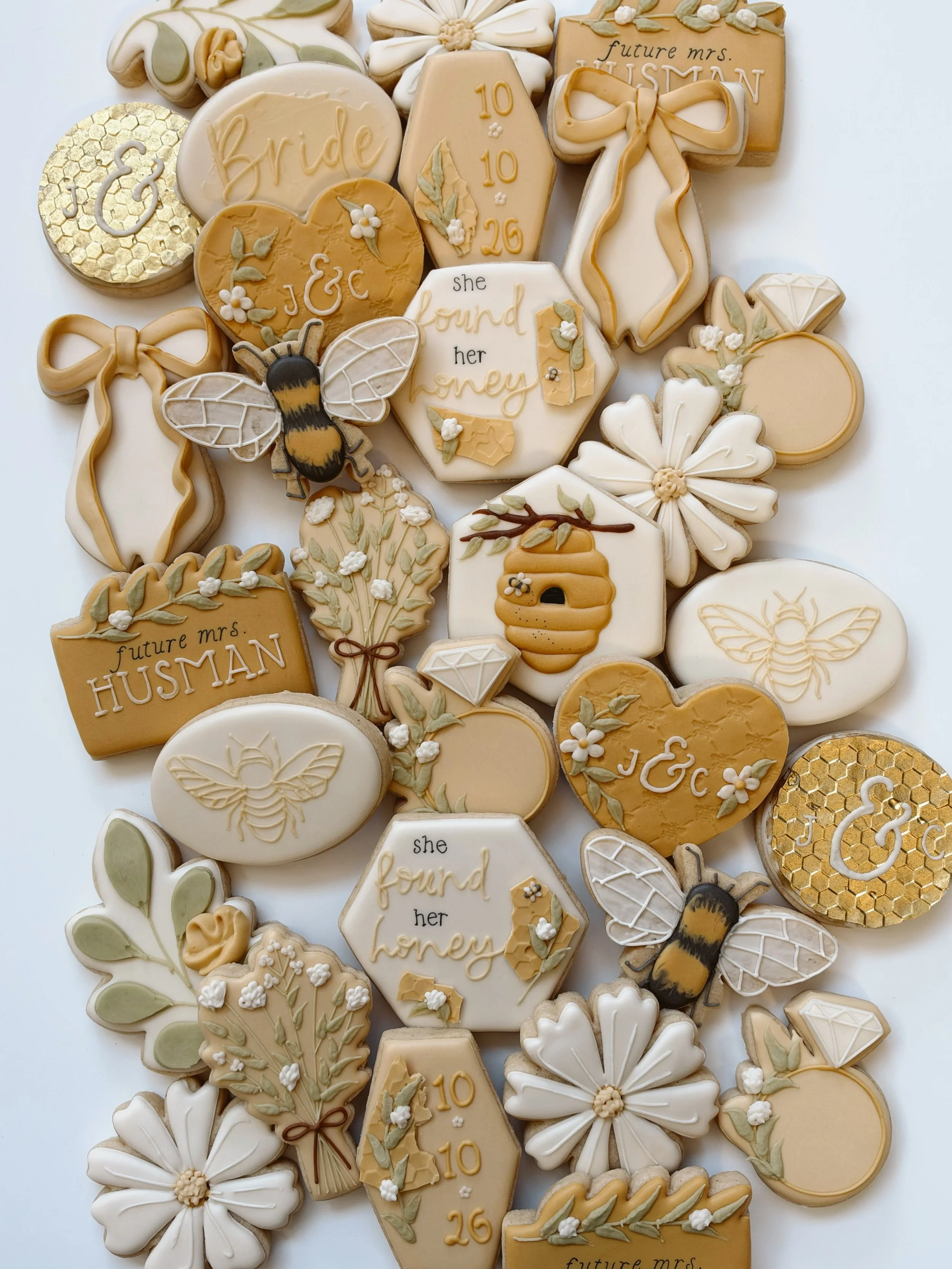 🐝 I actually was thinking this theme would make 2027s wishlist, but here it is! 🍯 can you guess which cookie is &ldquo;frankencookied&rdquo;? Let me know in comments 👇🏻 it should be easy 😅 
.
.
.
#sugarcookies #customcookiesbozeman #bridalcookie