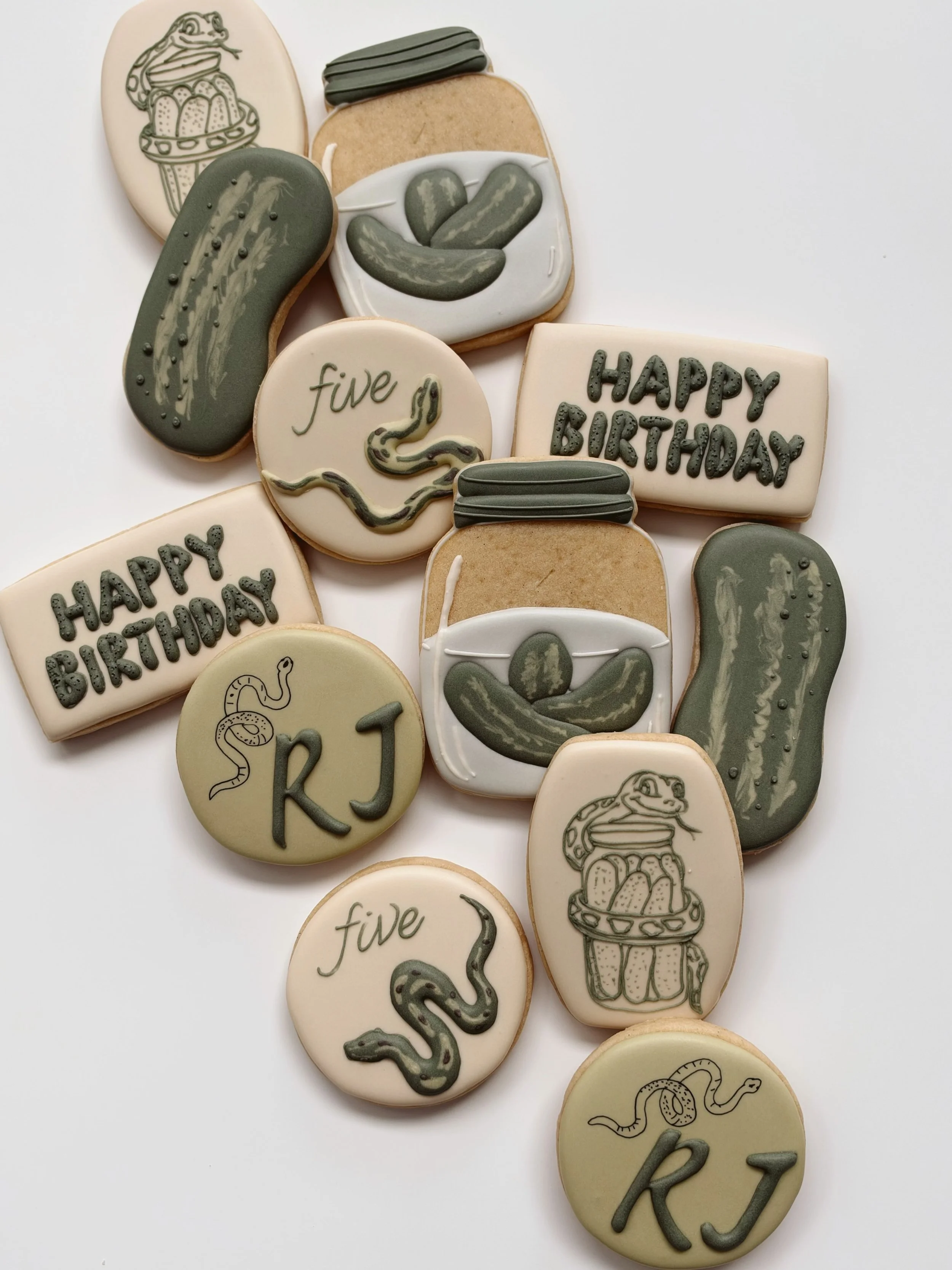 Here&rsquo;s a collab that has never crossed my mind - pickles x snakes. But part of what I enjoy about doing this is seeing what you&rsquo;re celebrating, how you&rsquo;re doing it and how I can make it even more memorable 🐍🥒
.
.
#customcookiesboz