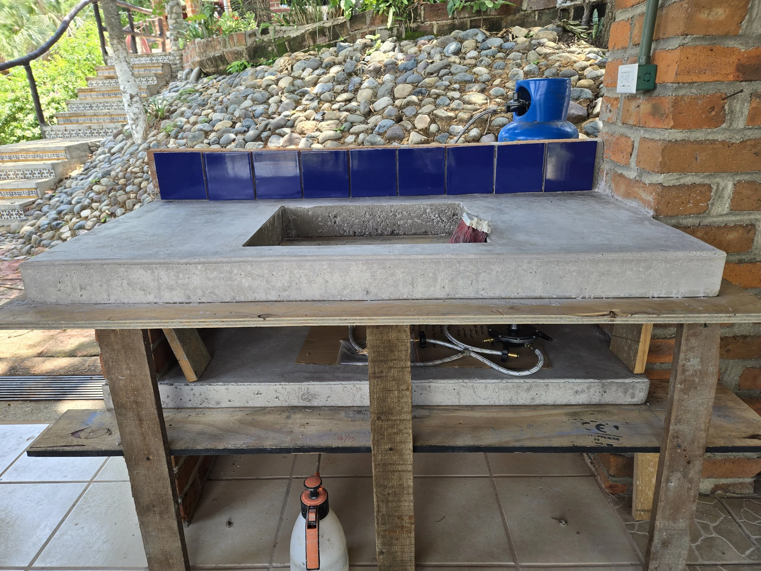 Foundation for the countertop stove 