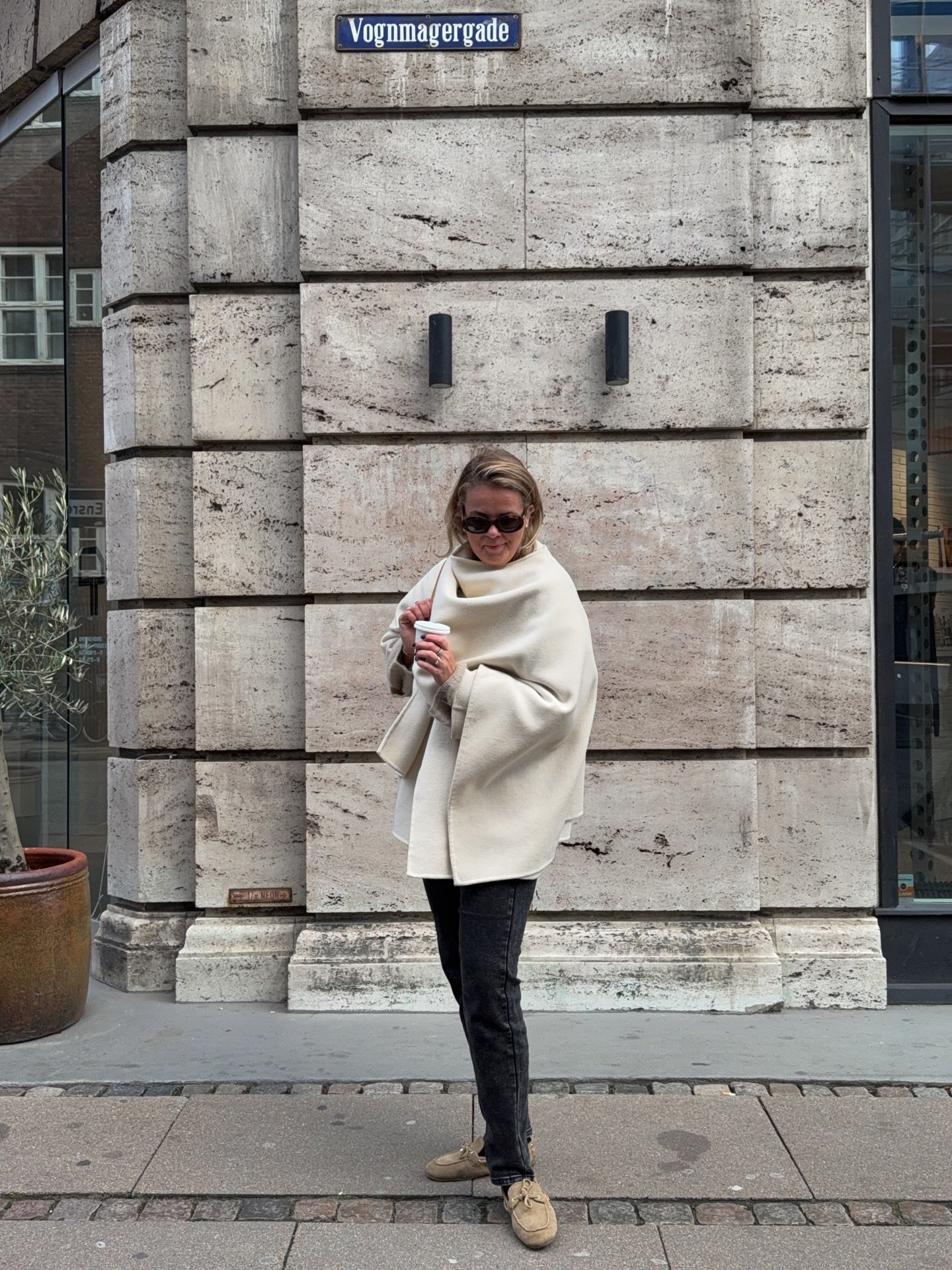 Havde et par &aelig;rinder i byen i dag - lappede en solbeskinnet 1. December i mig og n&oslash;d lyset. Havde et m&oslash;de, fik k&oslash;bt en gave (til mig selv🙃) og drukket en cappuccino i en solstr&aring;le. 

Og outfittet f&aring;r I her - k&