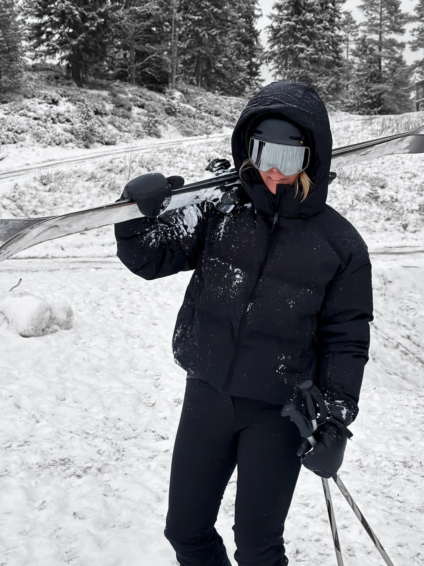 annonce VIND 3000kr TIL @boozt.com 🩶

For at deltage skal I:
🎿 F&oslash;lge mig @christine_egholm og @boozt.com 
🎿 Dele en ski-emoji ELLER fort&aelig;lle hvor I skal p&aring; ski i &aring;r

S&aring; kan I blive godt kl&aelig;dt p&aring; til ski o