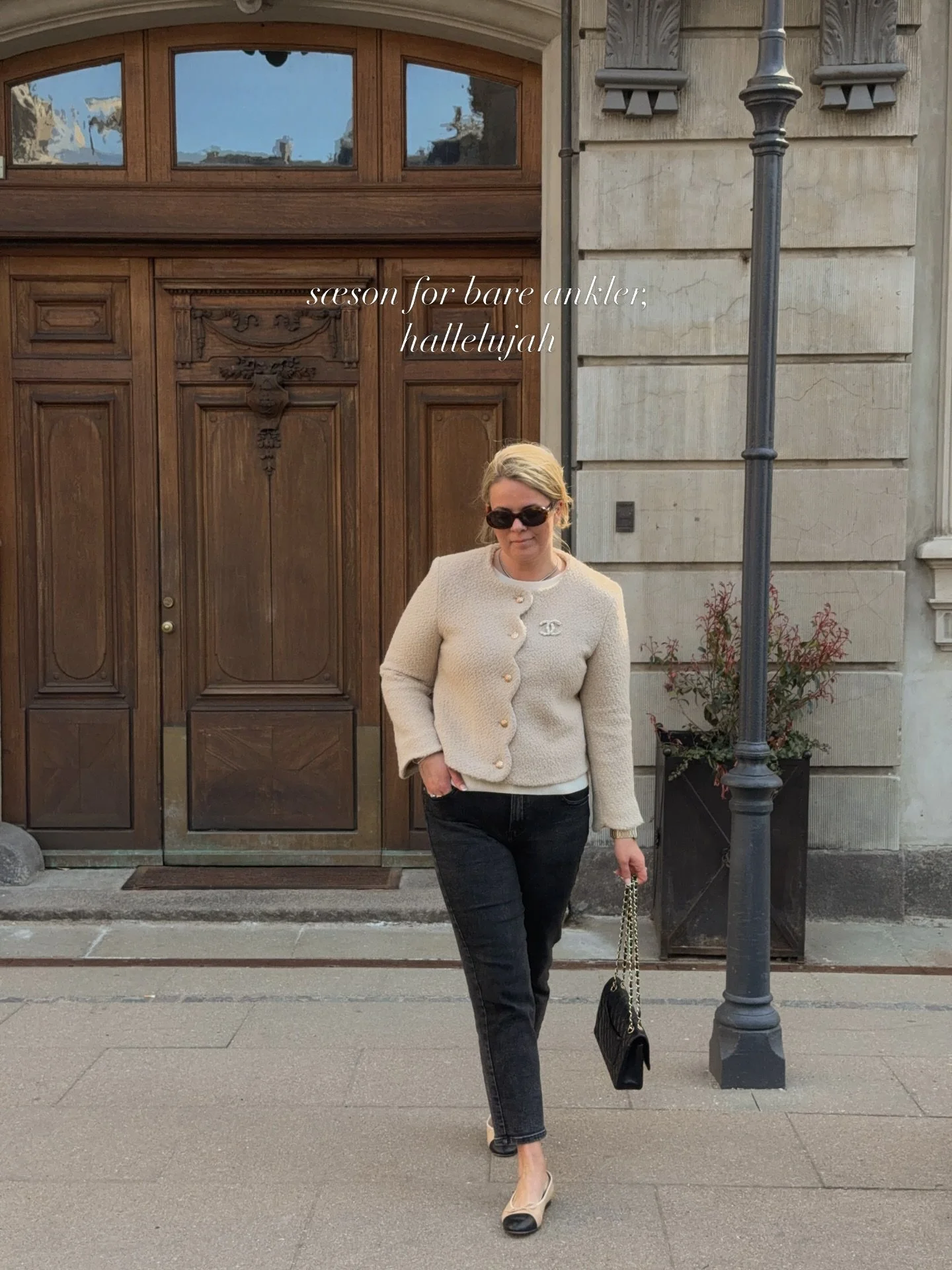 13 gange hallelujah fra i dag🤍

Jakken k&oslash;bte jeg sidste for&aring;r - den er fra fra @yasapparel og nu var det endelig lunt nok til, at den kunne komme frem. 

Og stjernemagnolien der st&aring;r i al sin vidunderlighed - kortvarigt, men inten