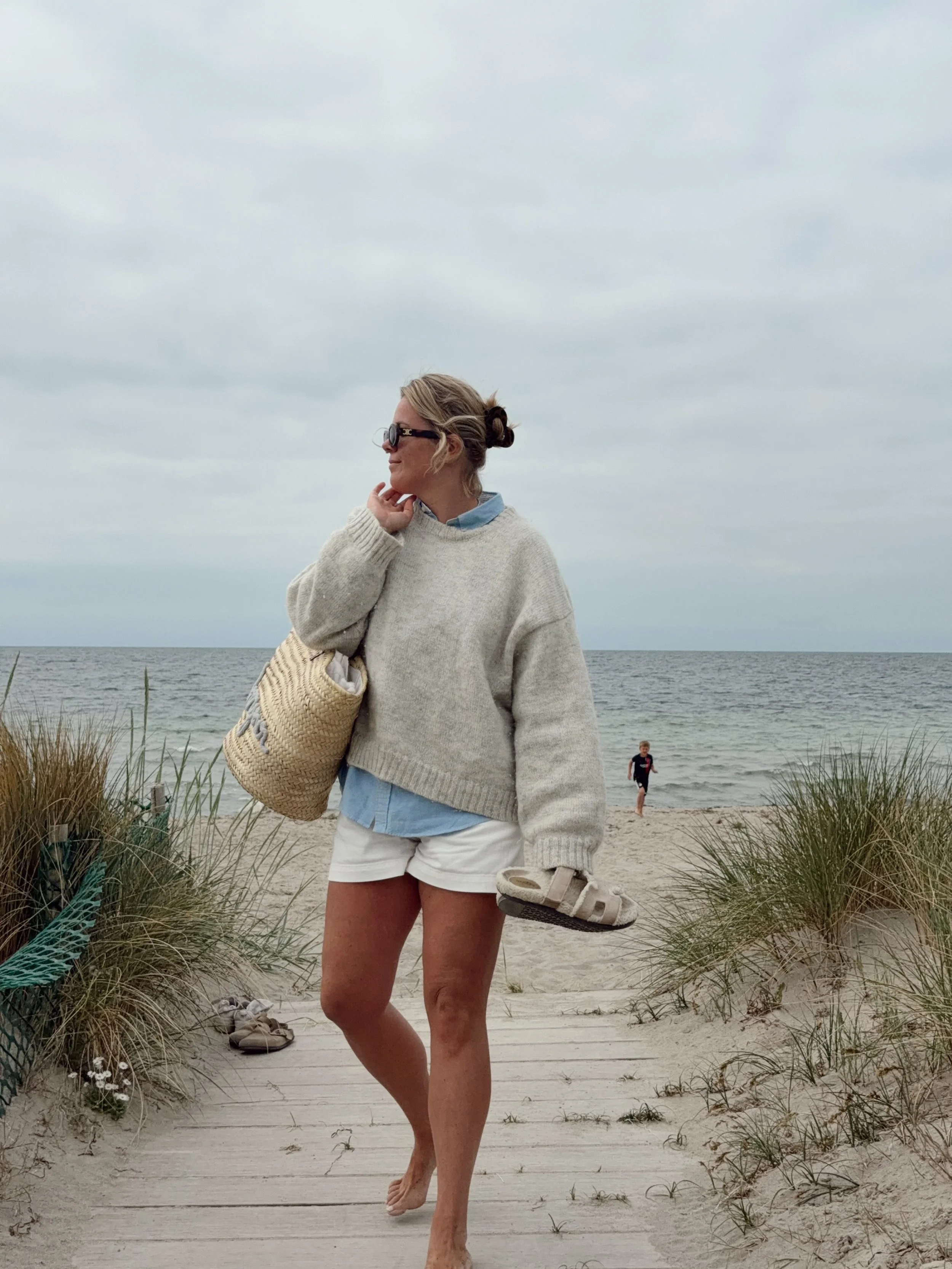 Weekend-postkort💌 Har v&aelig;ret p&aring; landet. Sovet l&aelig;nge, drukket ros&eacute; og begravet t&aelig;erne i sandet. Hilst p&aring; &oslash;ens firbenede beboere (alts&aring; se lige - for evigt lidt imponeret over at komme s&aring; t&aelig;