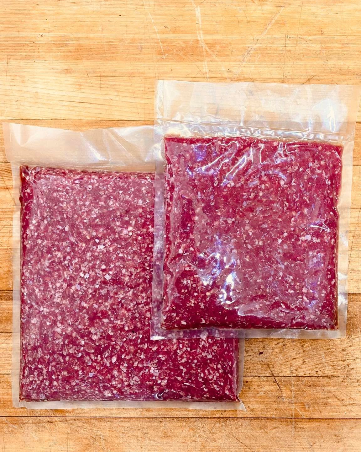 Notre boeuf hach&eacute; est enfin de retour en stock! 🐂🌱

Disponible juste &agrave; temps pour la saison des BBQ! ☀️

⏰💡 Notre emballage sous-vide permet non seulement de preserver la fra&icirc;cheur de nos produits, mais aussi de les d&eacute;co