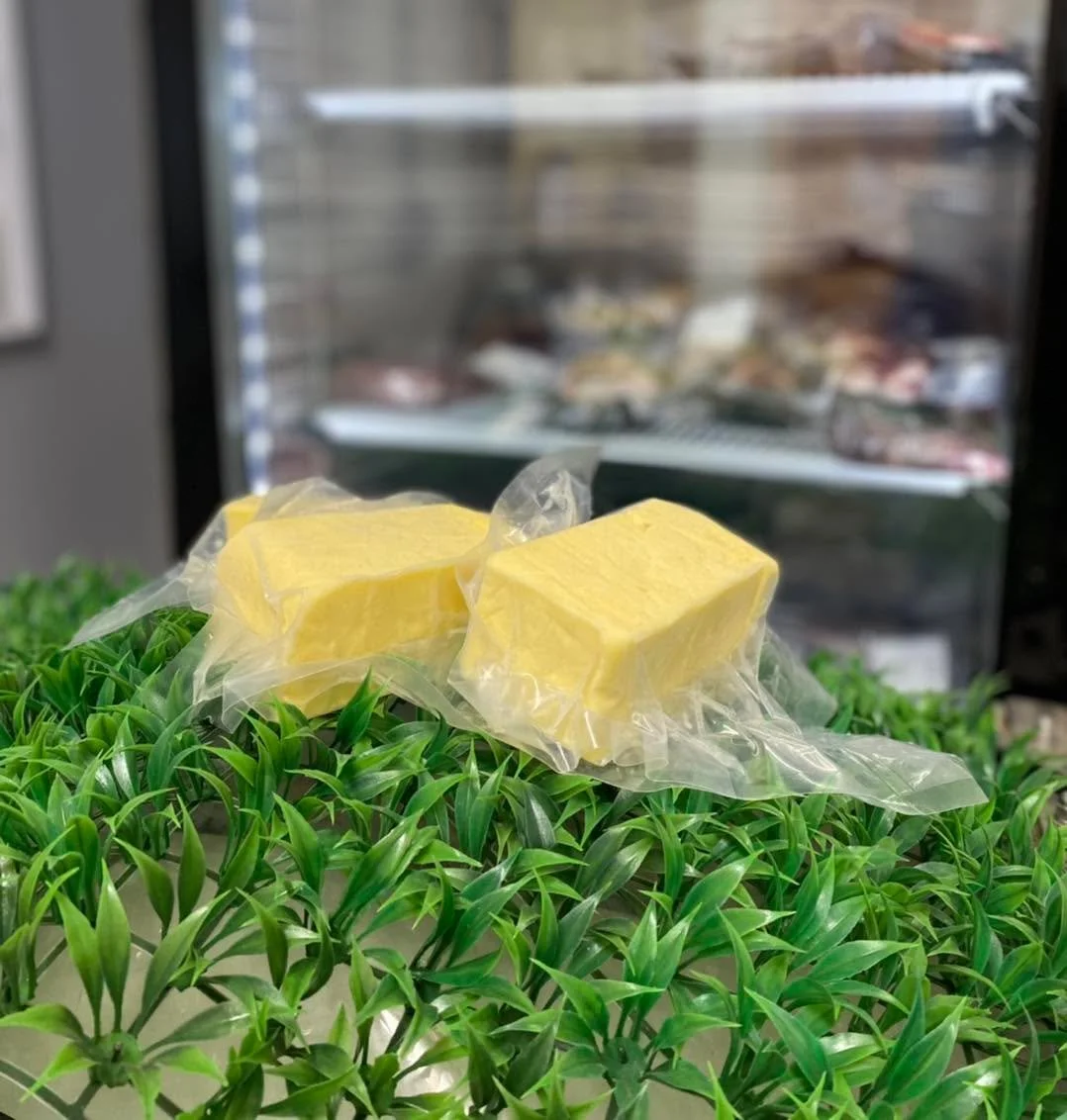 Nouveau produit: Beurre d'&eacute;t&eacute; 🌱🐄

C'est avec grand plaisir que nous pouvons d&eacute;sormais vous offrir un ingr&eacute;dient indispensable dans notre cuisine: du beurre d'&eacute;t&eacute;!
Issu du troupeau de la fromag&egrave;re M&e
