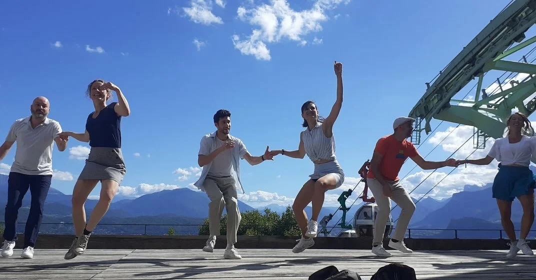 [ D&eacute;mos &amp; bal swing &agrave; la Bastille 🥳 ] Ce samedi, @jazzhopperz a eu la chance de danser &agrave; nouveau dans un cadre idyllique&hellip; au sommet de la Bastille de Grenoble !

Avec au menu, une initiation de lindy hop, quelques d&e