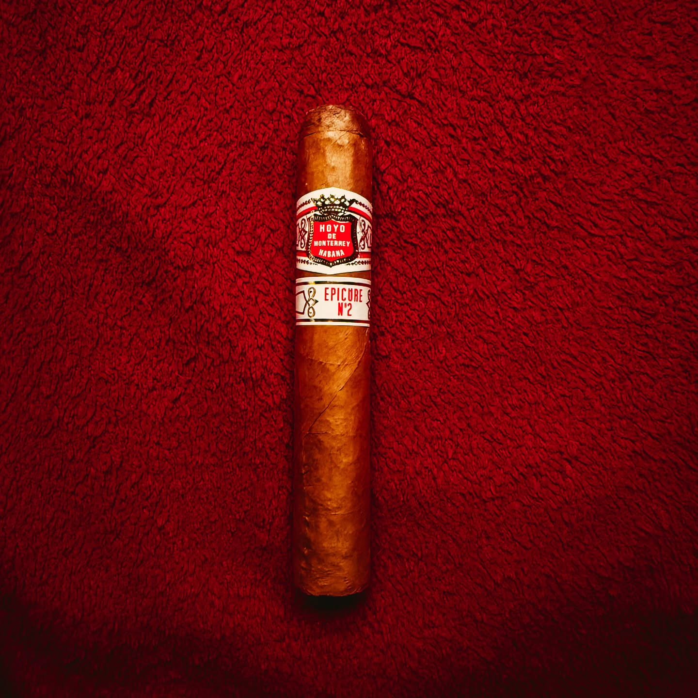 Field Note: Hoyo de Monterrey &mdash; Epicure No.2 (robusto, 50 ring) 

What to notice 

&bull; Cooler delivery: wider ring gauge = gentler temperature and rounder draw.
&bull; Progression: cream and cedar on the open; light honey/citrus and soft spi