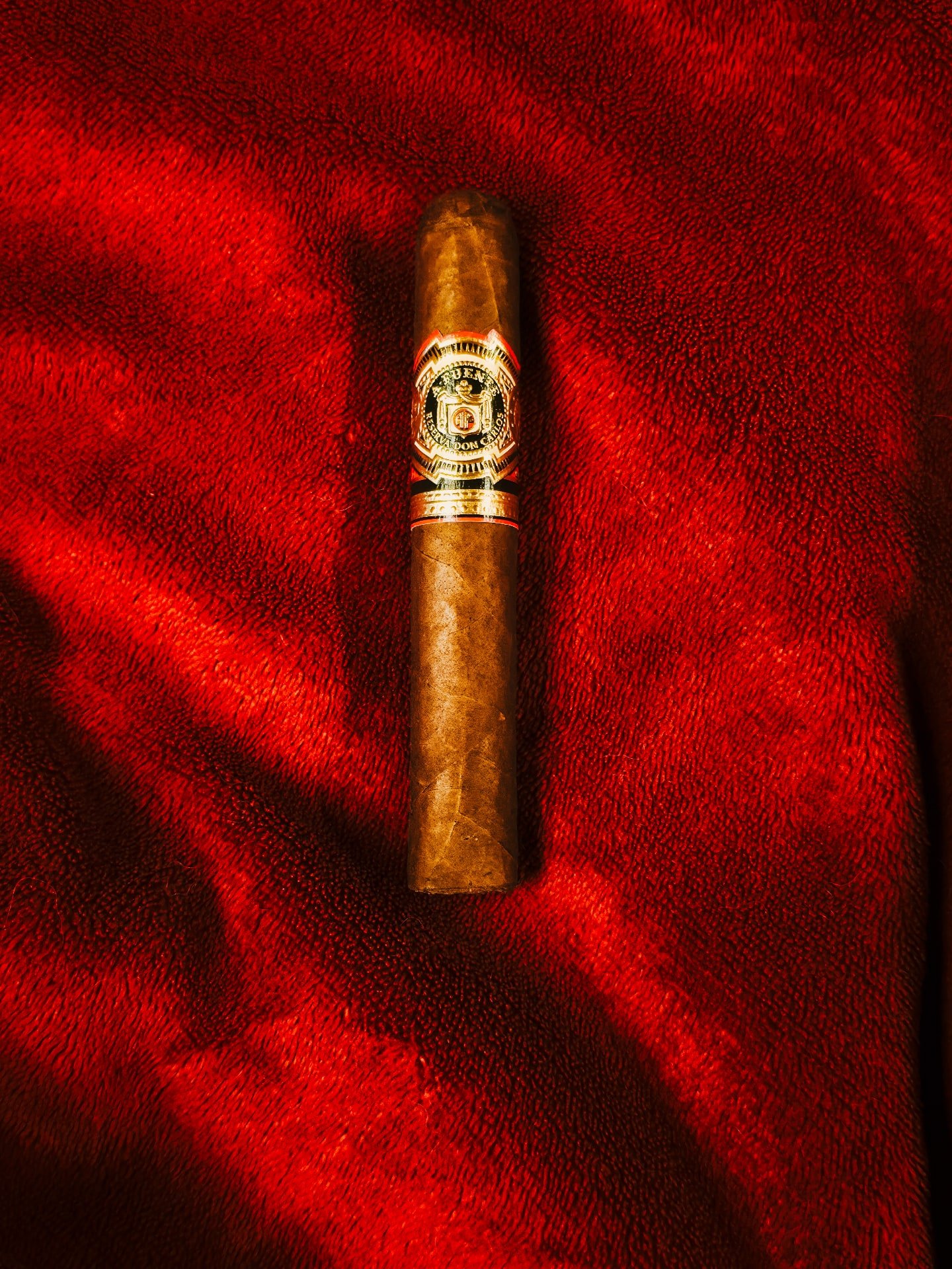 Field Note: Arturo Fuente &mdash;  Reserva Don Carlos (robusto)

What to notice
&bull; Pace: ~45&ndash;60s between puffs keeps temperature down and flavours clean.
&bull; Burn behaviour: classic Fuente construction&mdash;steady draw; rotate every few