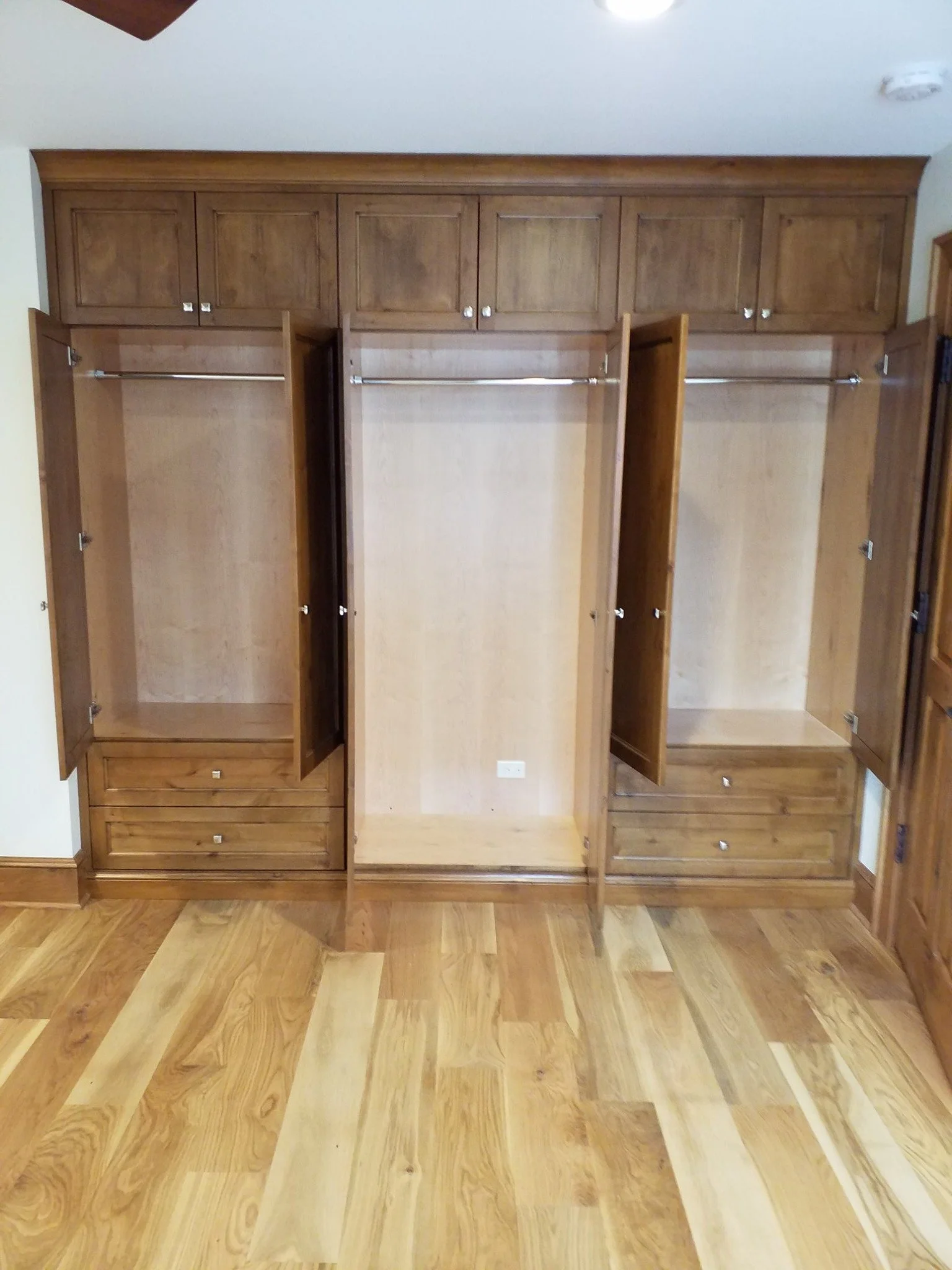 Closet1.jpg