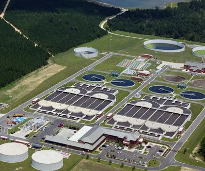 Planta de tratamiento de aguas residuales o una estación de tratamiento de agua con piscinas y estructuras para el procesamiento de agua.