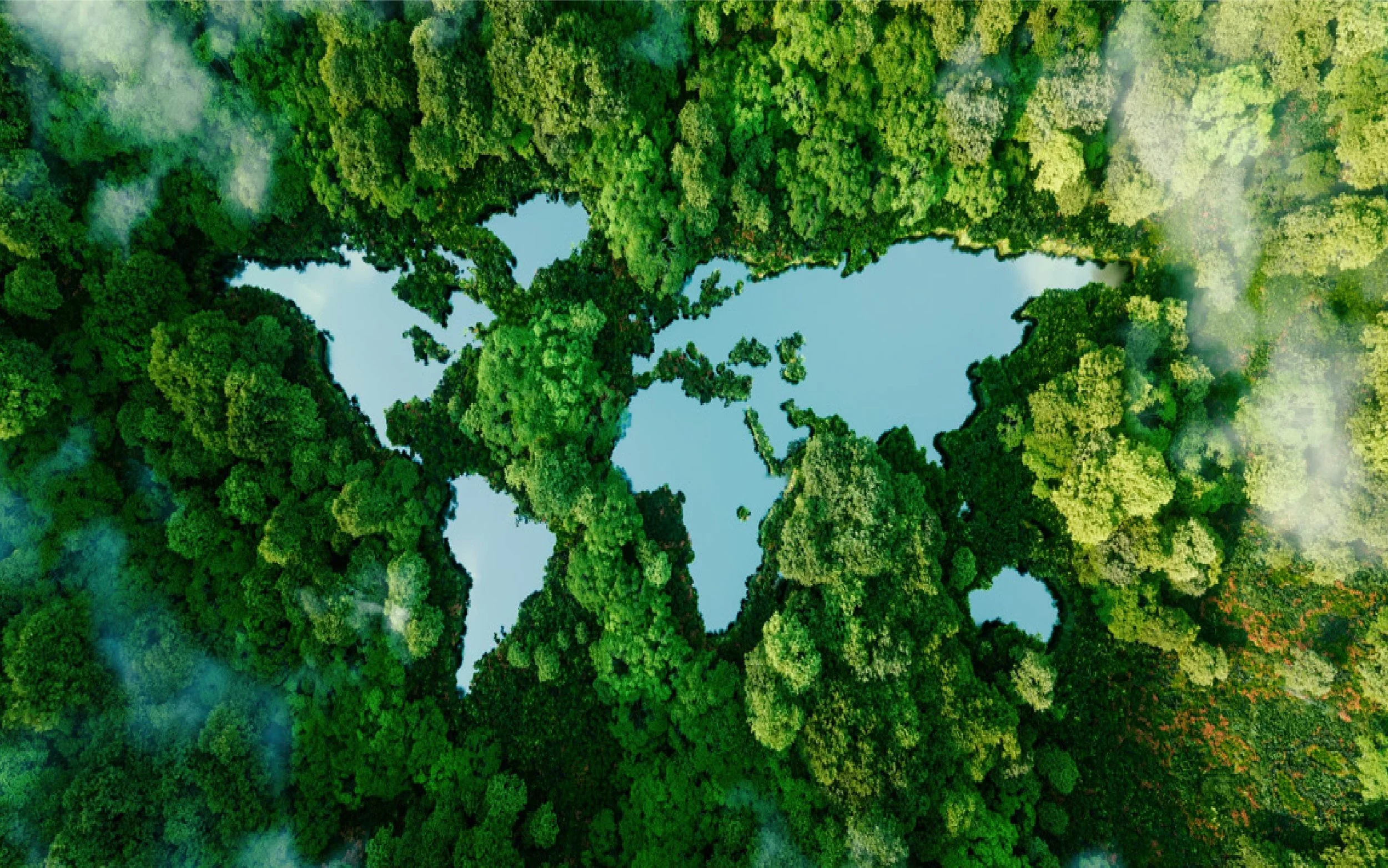 Vista aérea de un lago rodeado de bosques verdes, con algunas nubes bajas.