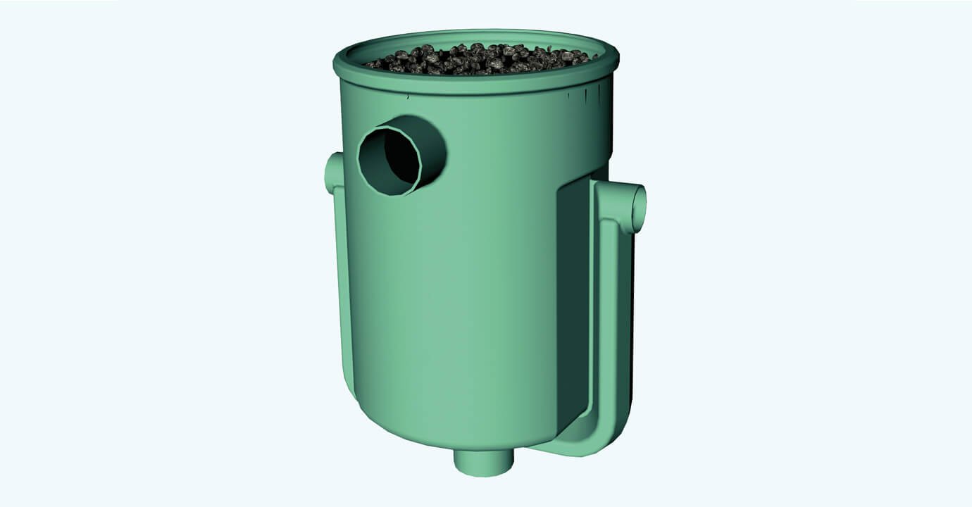 Tanque de almacenamiento con agua sucia y plantillas de plástico, fondo gris claro.