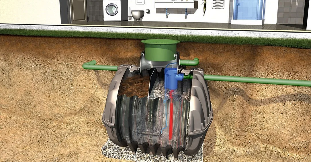 Sistema de tratamiento de aguas residuales en un tanque con tuberías conectadas y proceso de filtración.