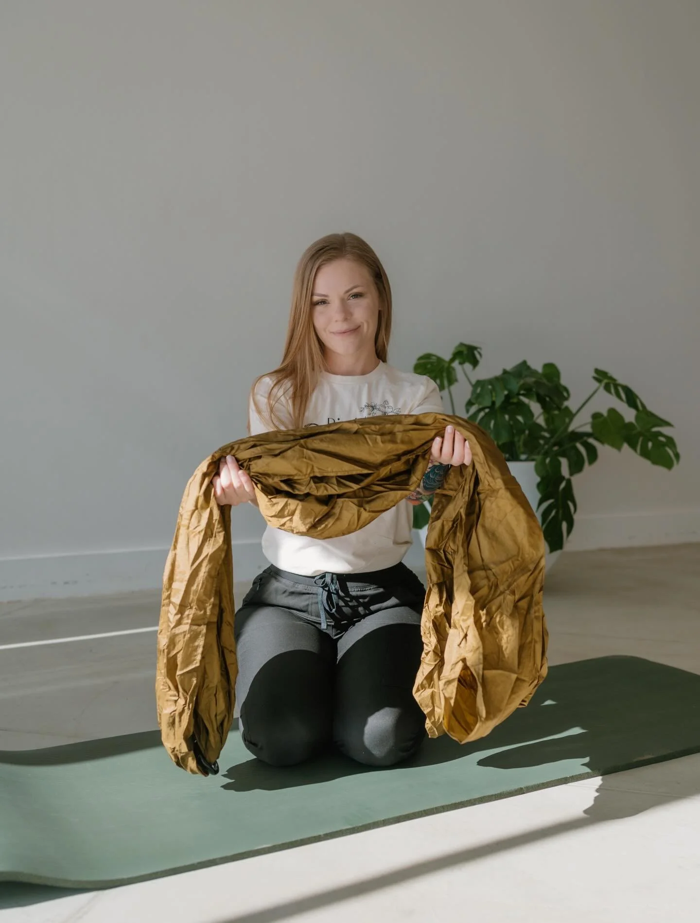 Birth is beautiful, pure, powerful &amp; intimate with the creator Himself. 

I&rsquo;m thankful I get to support women through something so holy &amp; sacred 🤍 #brandingphotos 

Showing off my @andhoney.store birth weapons and @the.birth.sling ✨

?