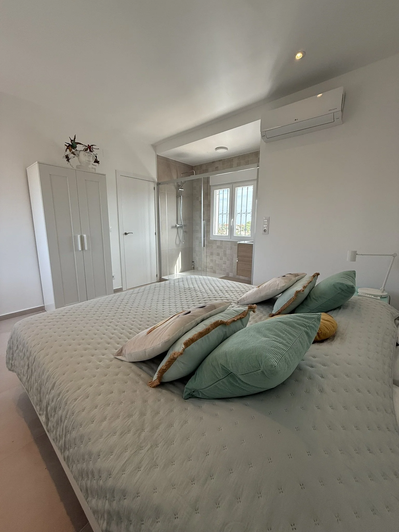 Slaapkamer 3 met zicht op badkamer ensuite