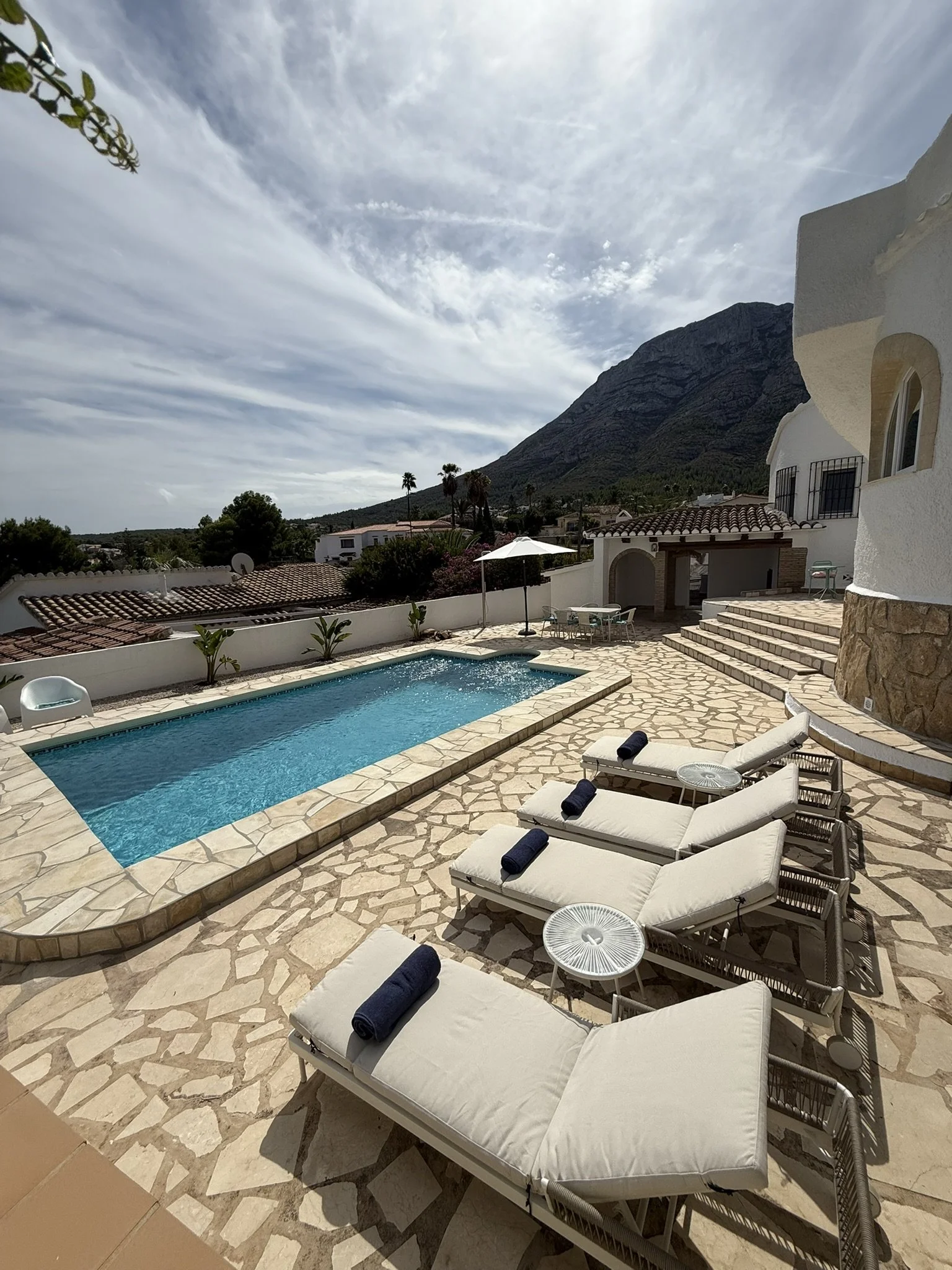 Zicht op het zwembad en de Montgó