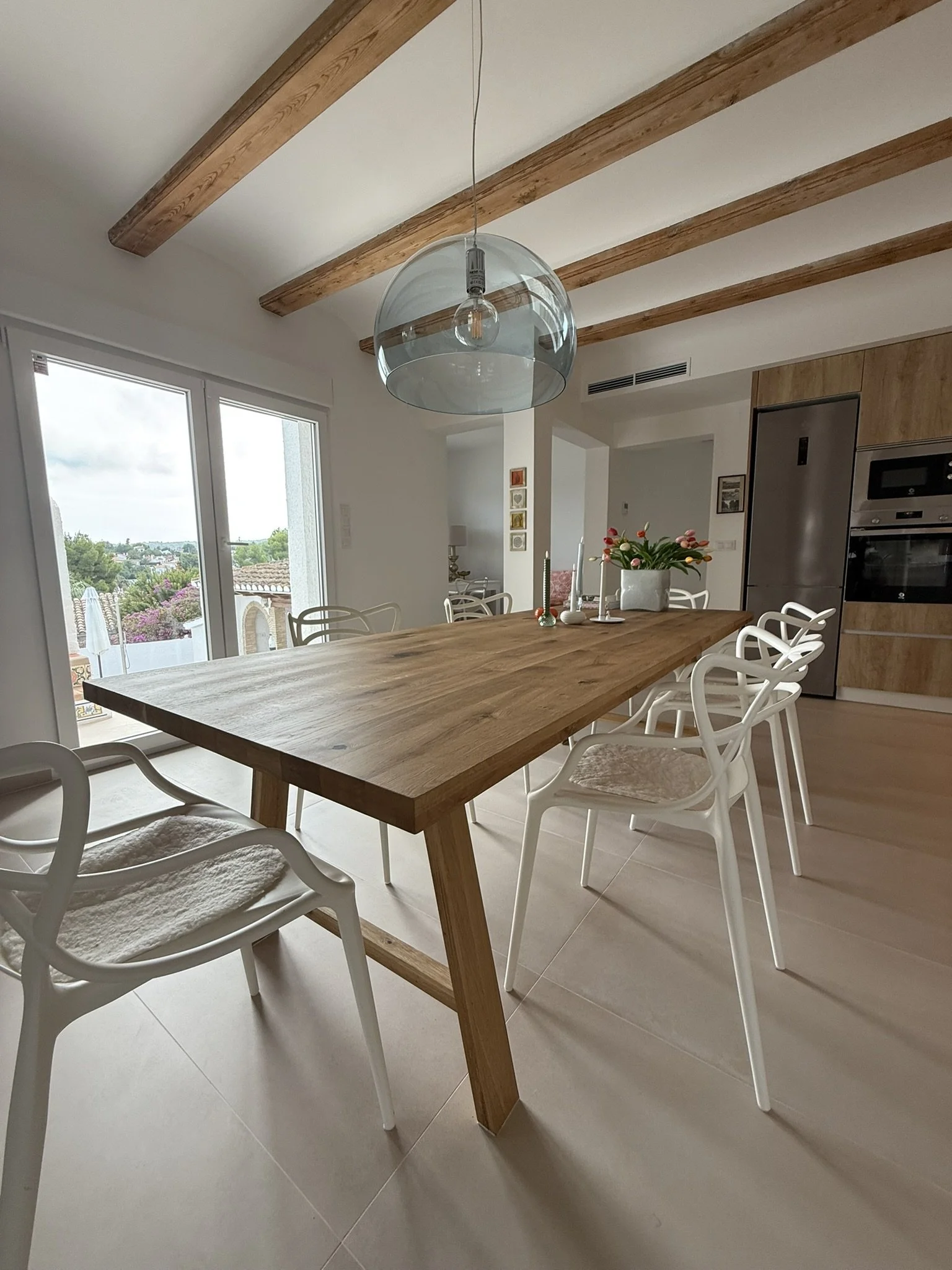 Vanuit de keuken openslaande deuren naar het terras