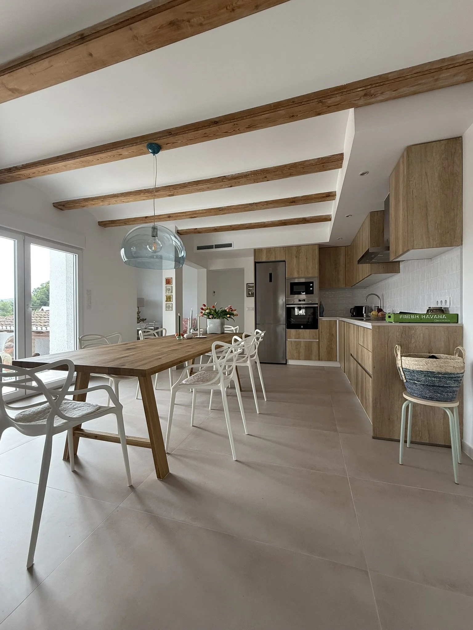 openkeuken met openslaande deuren naar terras