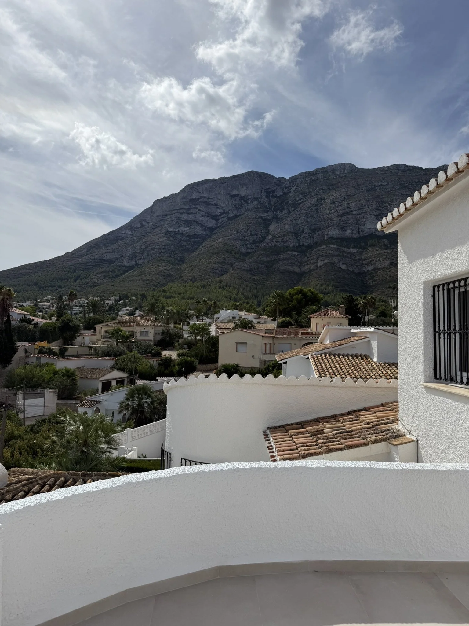 Terras  1ste etage met rechts uitzicht op de Montgó 