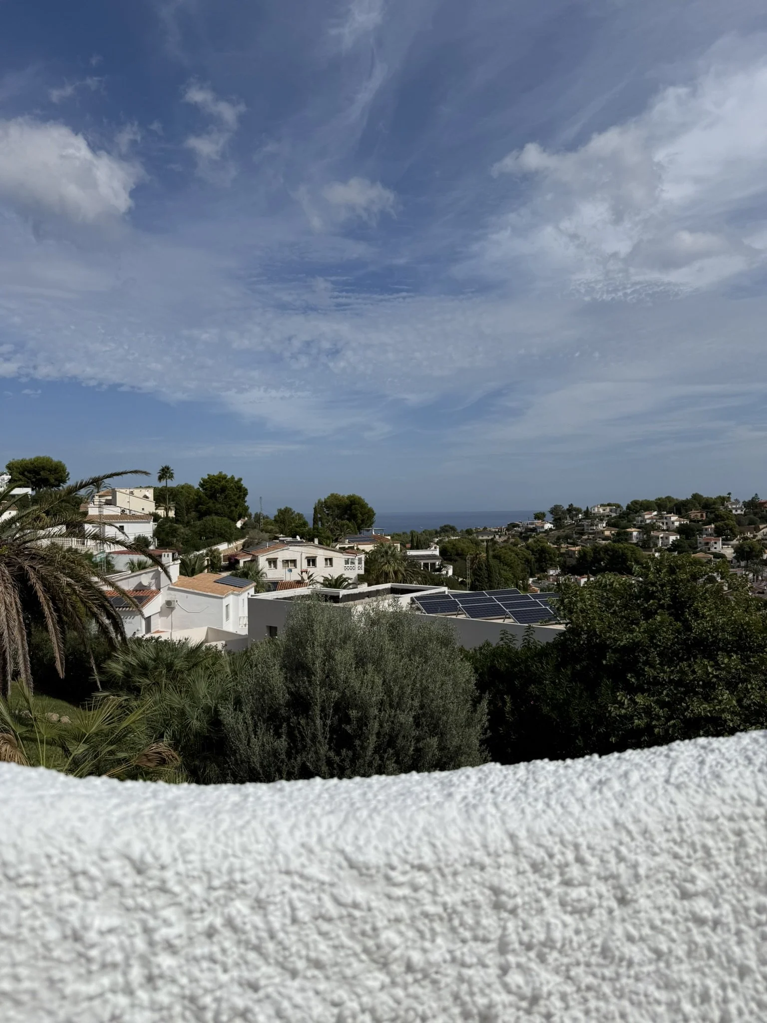 Terras  1ste  etage met links uitzicht op de Middellandse Zee