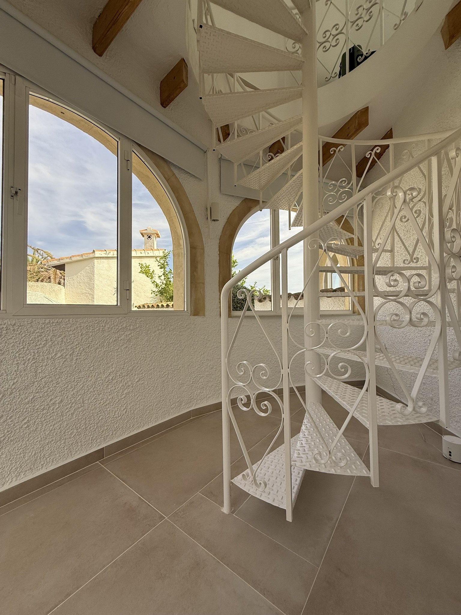 Entree met  smeedijzeren trap
