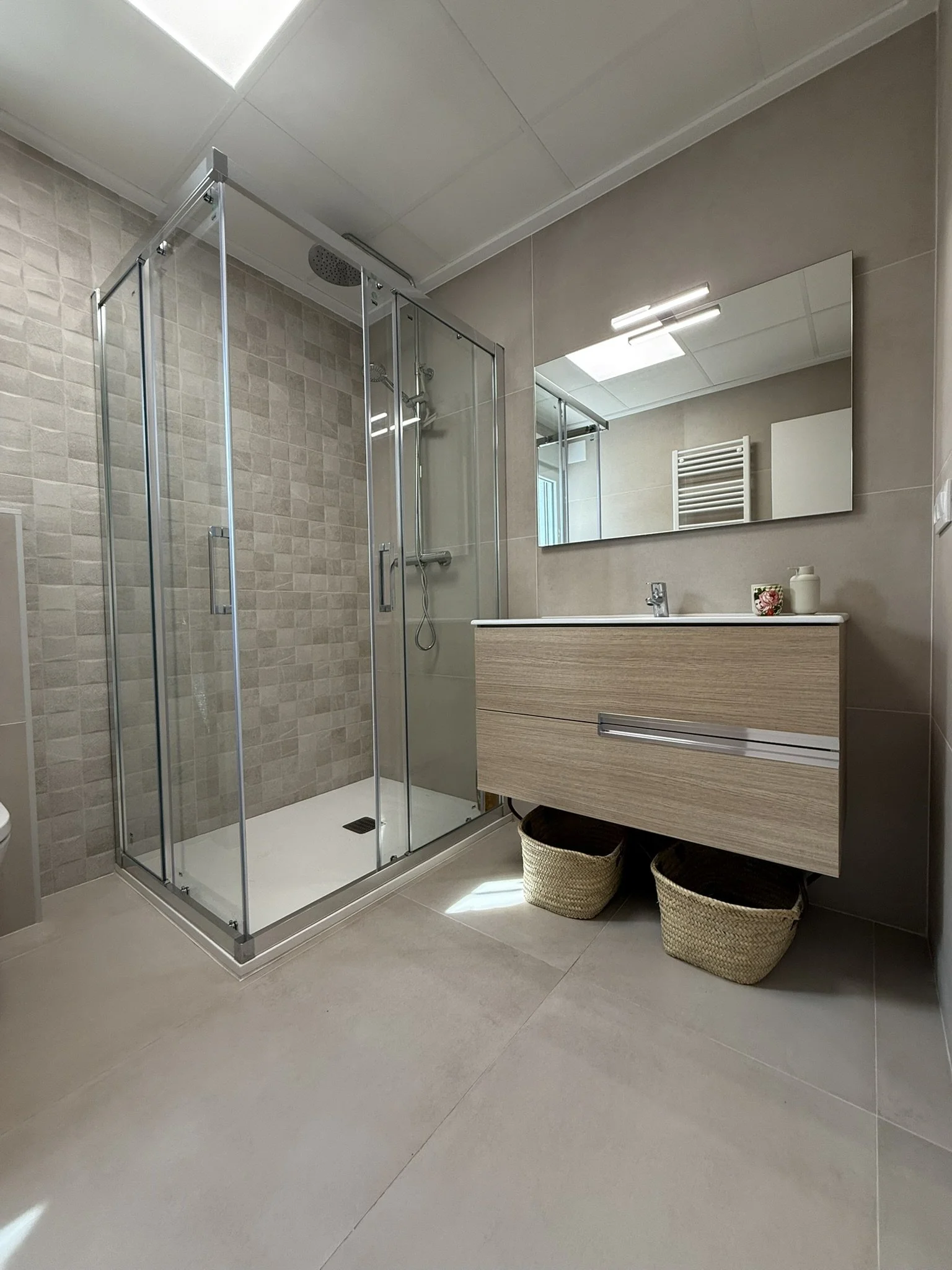 Badkamer met douche,  wastafel  en toilet gelegen tussen de 2 slaapkamers op de begane grond