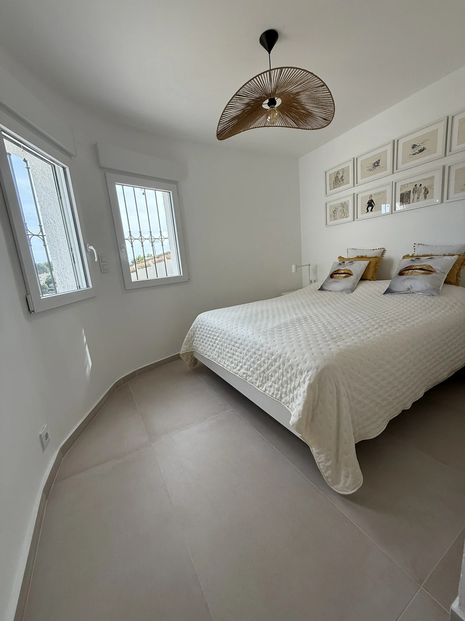 Slaapkamer 1 met uitzicht op de Middellandse Zee