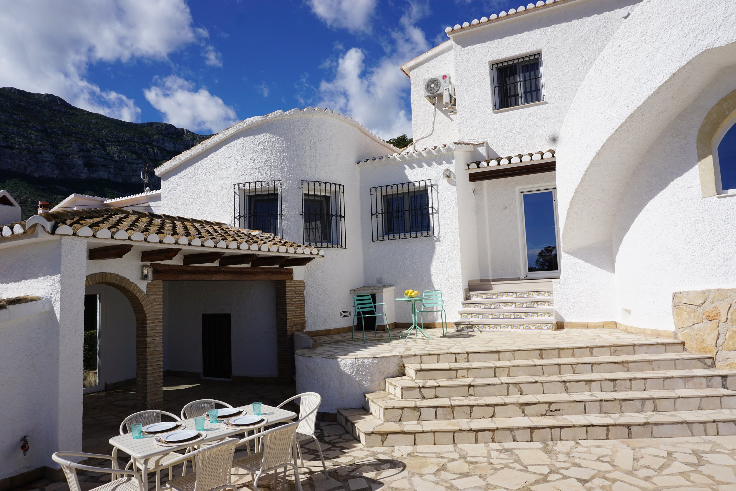 Trap naar hoger terras en entree leefkeuken