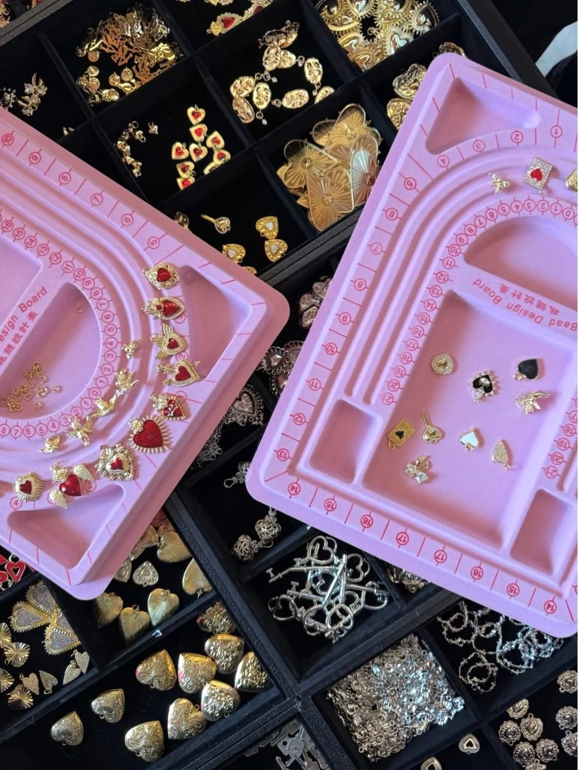 Valentines charm bar is back at @chainedbycadenas &hearts;️✨💎 Whether you&rsquo;re celebrating your sweetheart, your galentines or yourself, this DIY charm bar is the perfect experience. 

choose from vintage inspired heart, locket, delicate keys, r