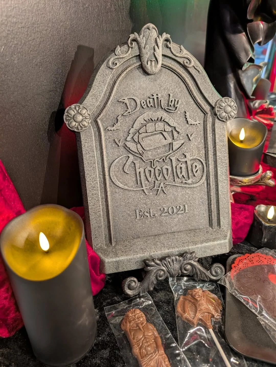 From macabre to macarons&hellip; 🪦 🍫 ❤️

Known for her delightfully spooky creations, Anissa of @deathbychocolatela also crafts the cutest macarons that are almost too pretty to eat 😍
Shop @deathbychocolatela at @craftedportla and @wunderkammersto