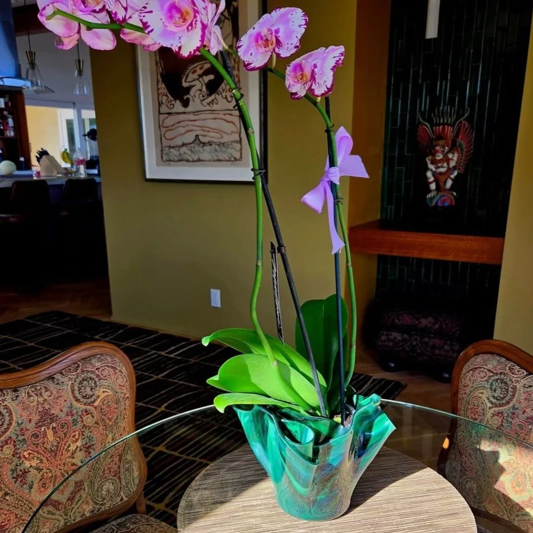 We love seeing artists support artists 🤍

CRAFTED vendor @divabeadsjewelry recently picked up this stunning hand blown glass vase from fellow vendor @glass_evettro. This is what CRAFTED is all about, local makers championing each other, sharing thei