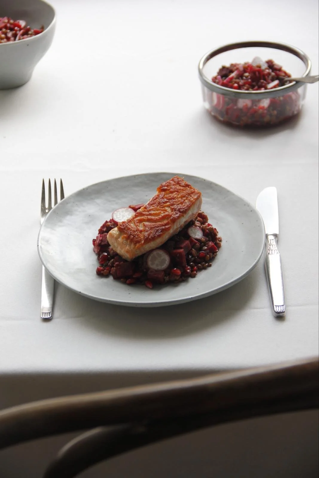 Salmon fillet with lentil salad – health-focused and refined