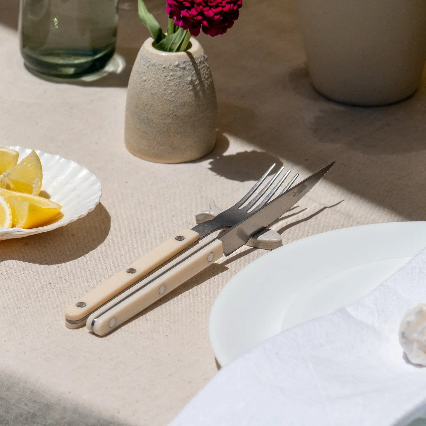 We&rsquo;re big fans of adding unique touches to our tablescapes, like these handmade fish ceramic cutlery rests 🐟 the perfect balance between quirky and elegant 🤝

#luxurypicnicsetup #luxurypicnics #beachpicnic #beachpicnics #floridapicnic #florid
