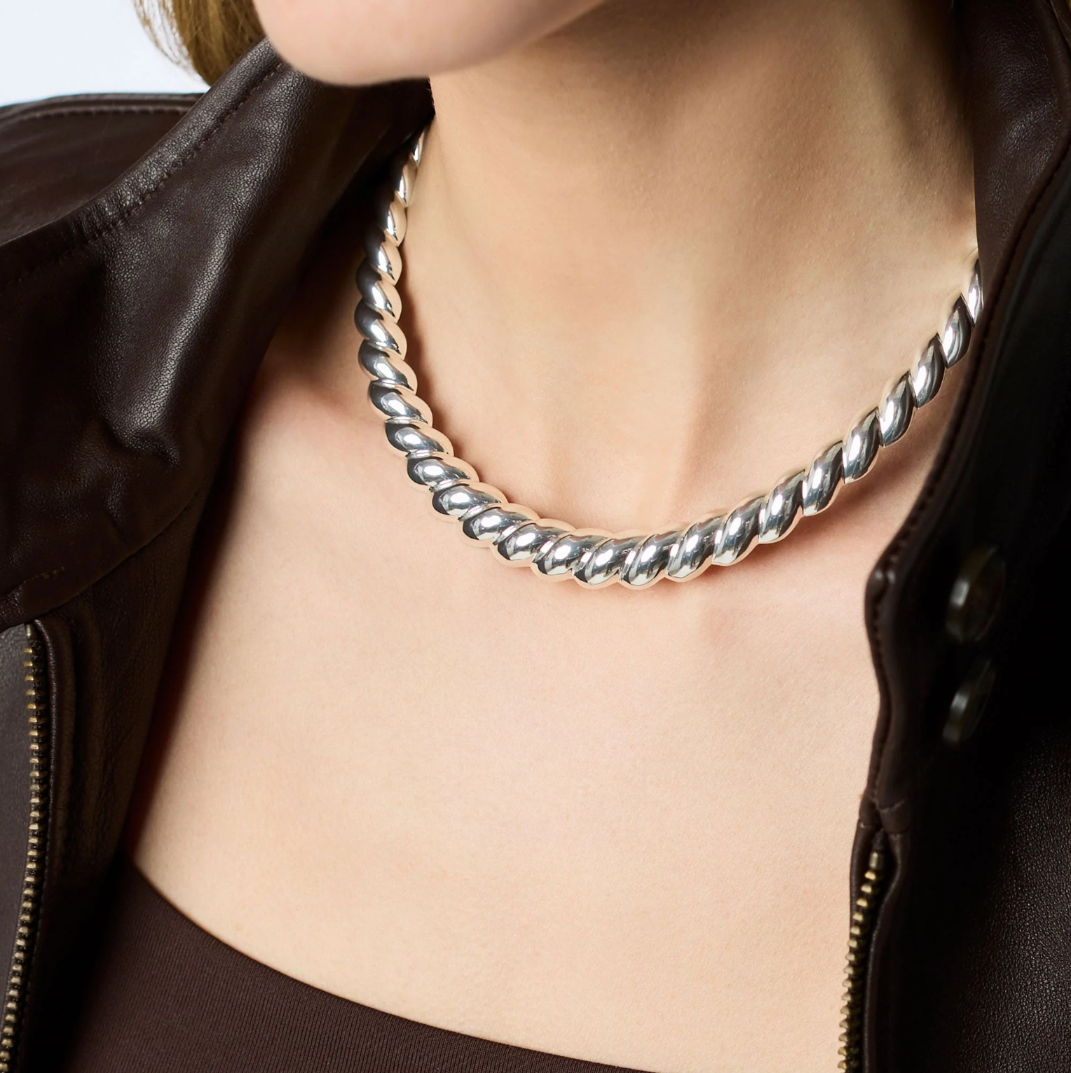 Julia Vos IRL Necklace.png