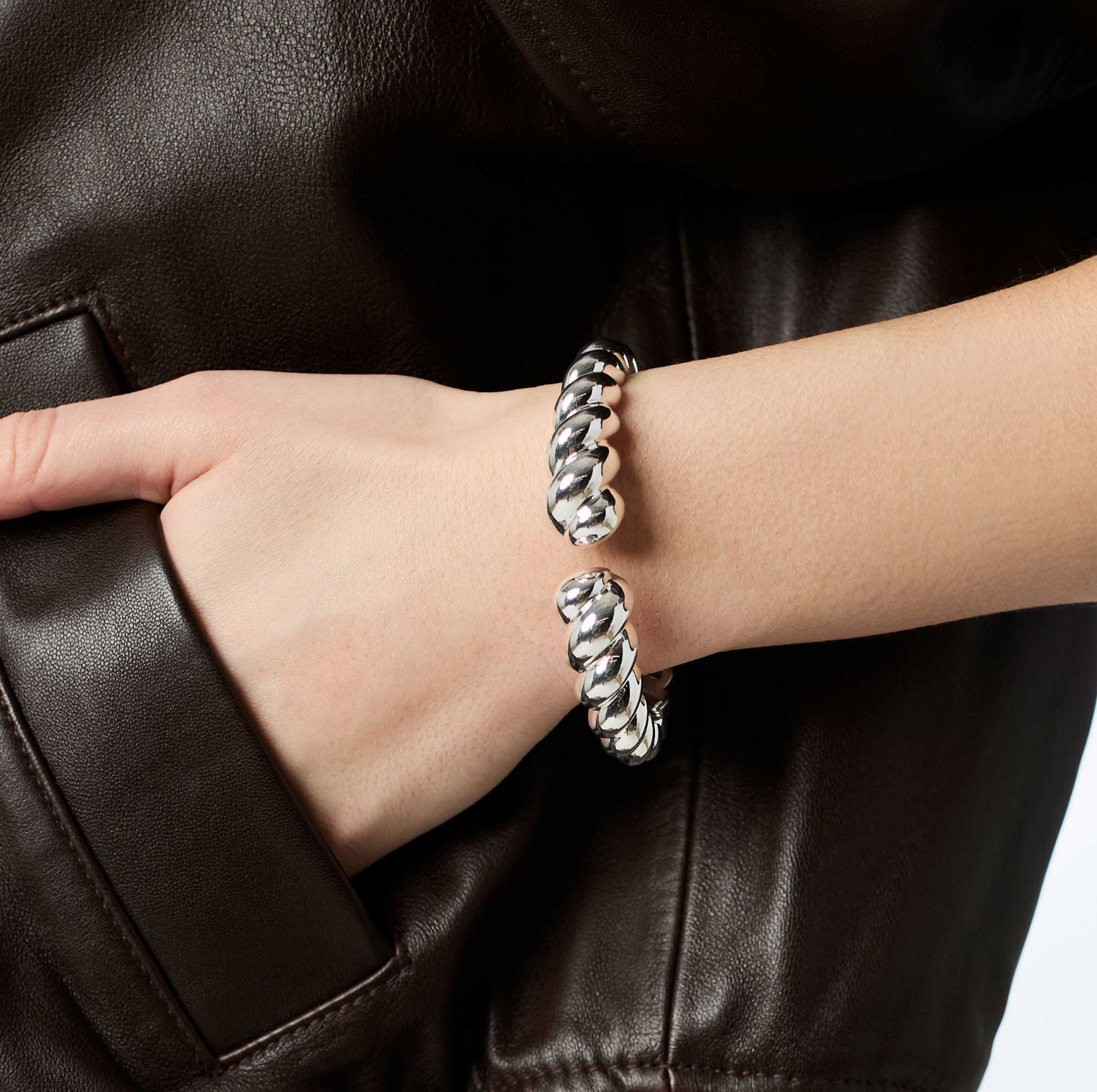Julia Vos Cuff Irl.png