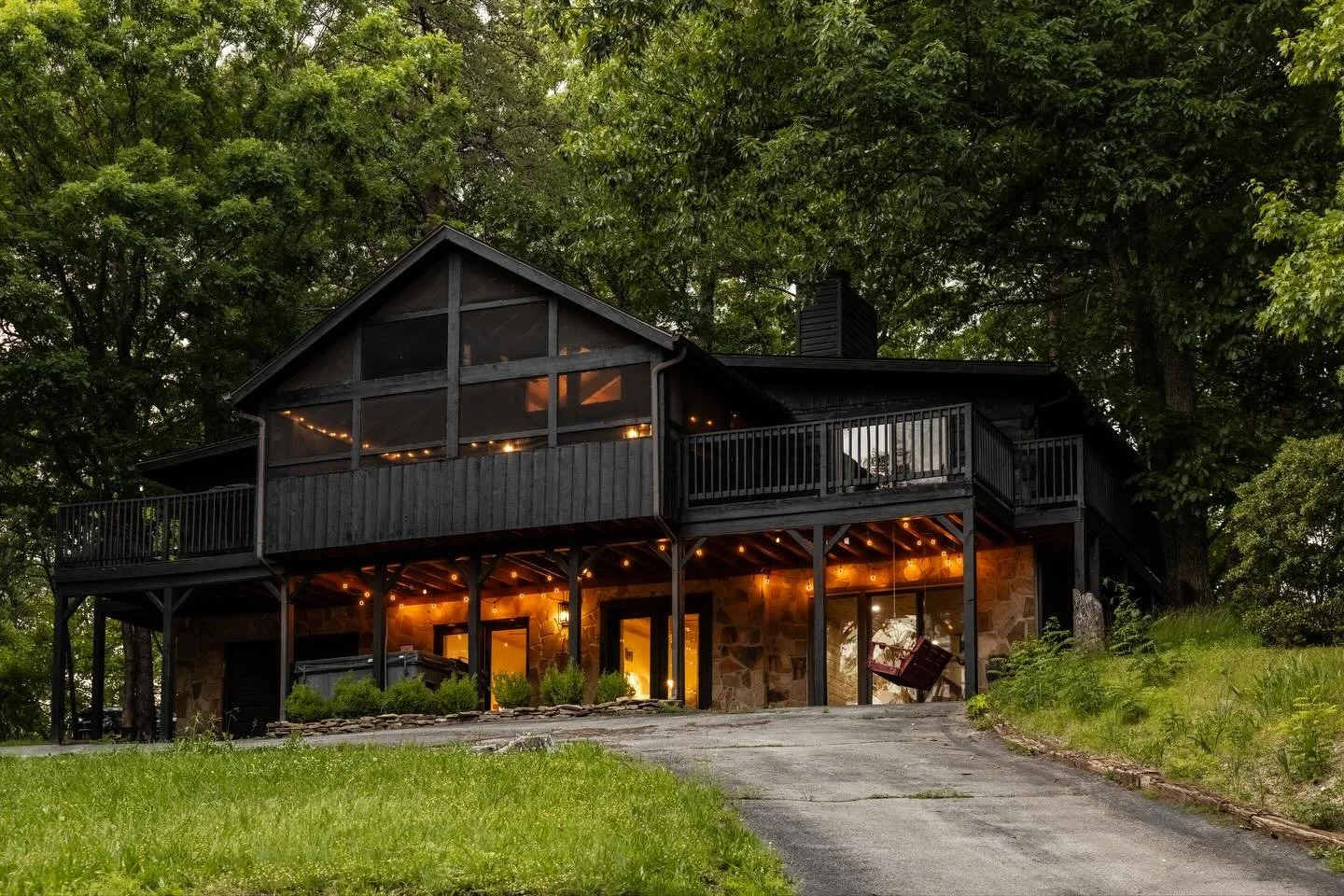 Escape the holiday rush and settle into a warm, welcoming cabin tucked in the heart of the Smokies. Think crackling fires, twinkling lights, and all the cozy moments you&rsquo;ve been craving. Whether you&rsquo;re planning a family getaway, a romanti