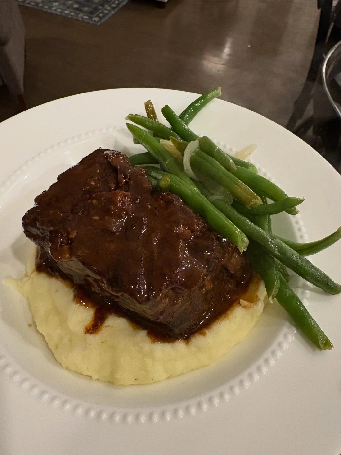 What is the perfect dinner party menu to impress? Short ribs and mashed potatoes with green beans. 
#catering #dinner #yum #privatechef #chef #cheflife