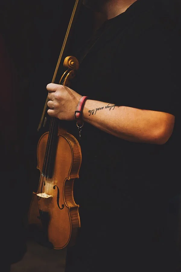 fiddle player hands on bow and fiddle
