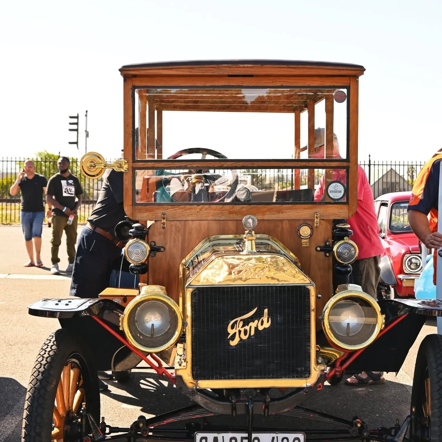 I almost didn&rsquo;t go.

A photographer friend invited me to the Classic Cars &amp; Bikes Run at Century City. I expected to glance at a few cars and leave.
Instead, I slowed down.

Cars from the 1930s to the 1950s filled the street like a moving m