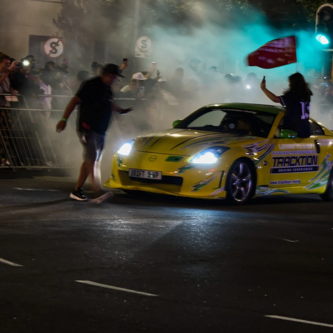 Final flare of the night: smoke, colour, and a criwd holding its breath.
#capetowncarnival 
#Gracevisualart