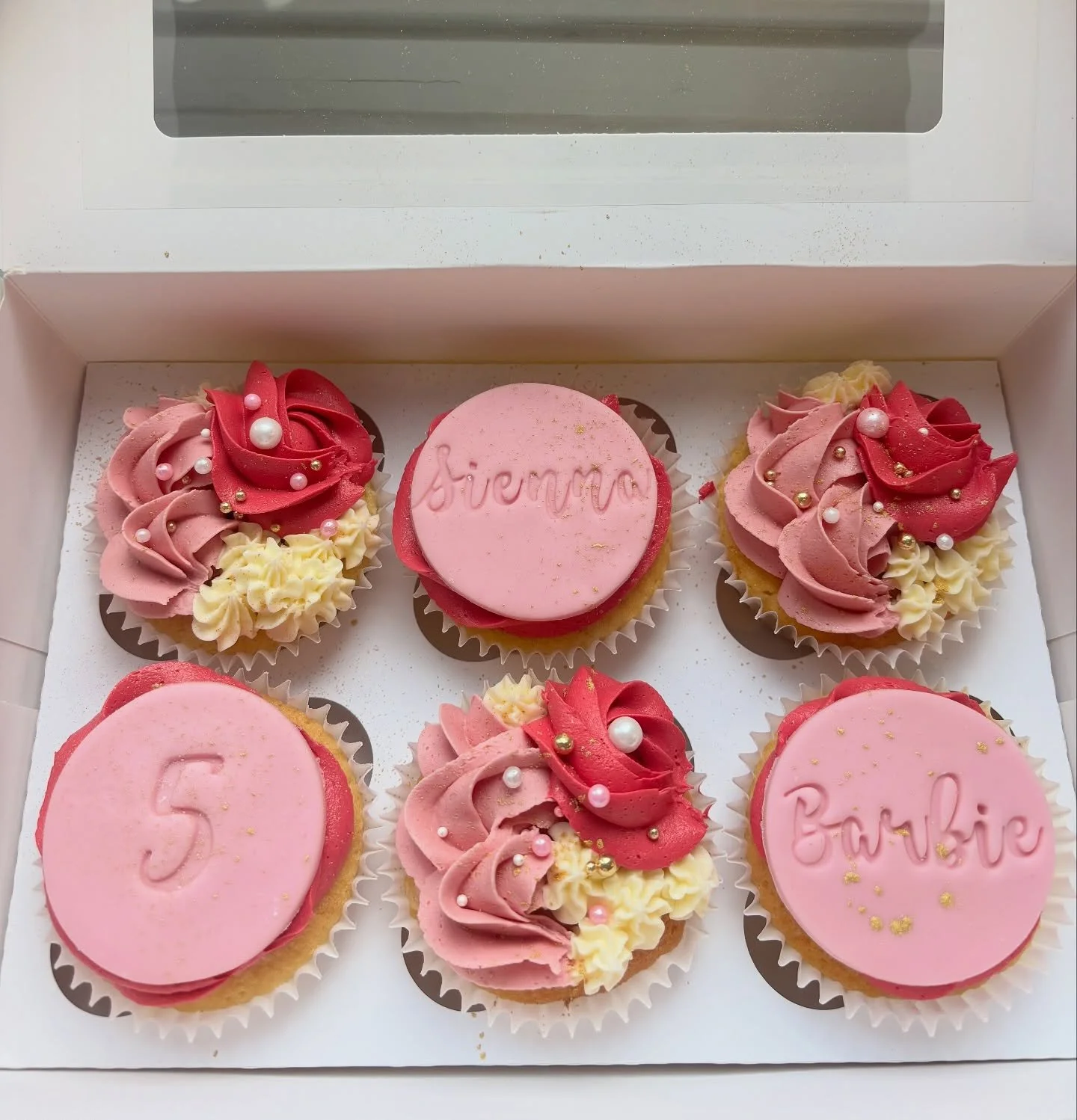 Come on Barbie, let&rsquo;s go party&hellip; and eat cupcakes 💖🪩🧁

#barbiecupcakes #cupcakes #bakesbyflo