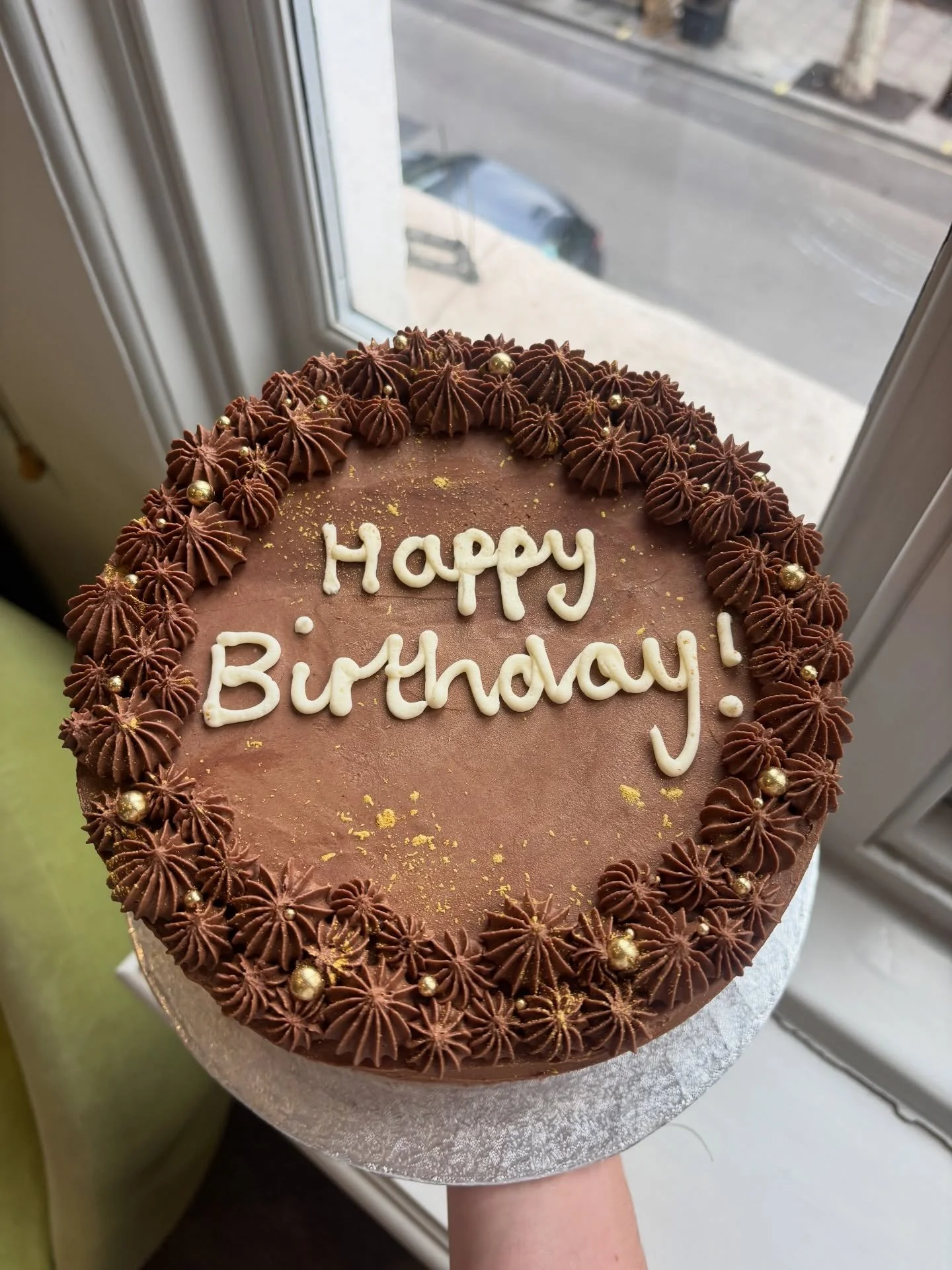 A classic combo - Chocolate &amp; Gold ✨ 

#chocolatecake #birthdaycakes #homebaker #bakesbyflo