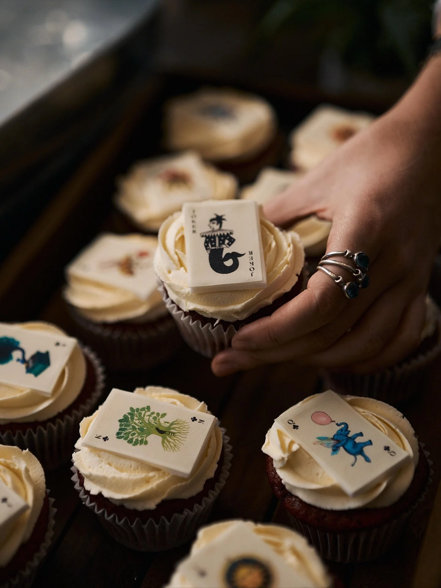 Bespoke cupcakes for @sharkyandgeorgeevents yesterday, showcasing their gorgeous new branding ✨🧁

#bespokecupcakes #brandedcupcakes #bakesbyflo