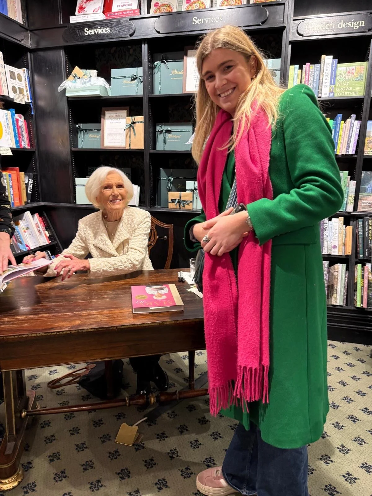 ✨ The best morning EVER meeting my absolute hero @damemaryberry 🥰🎂

Thank you for being the reason I fell in love with baking, and for inspiring everything I create at @bakesbyflo 🩷 

#damemaryberry #maryberry #bakesbyflo #meetyourheroes #bakerlif