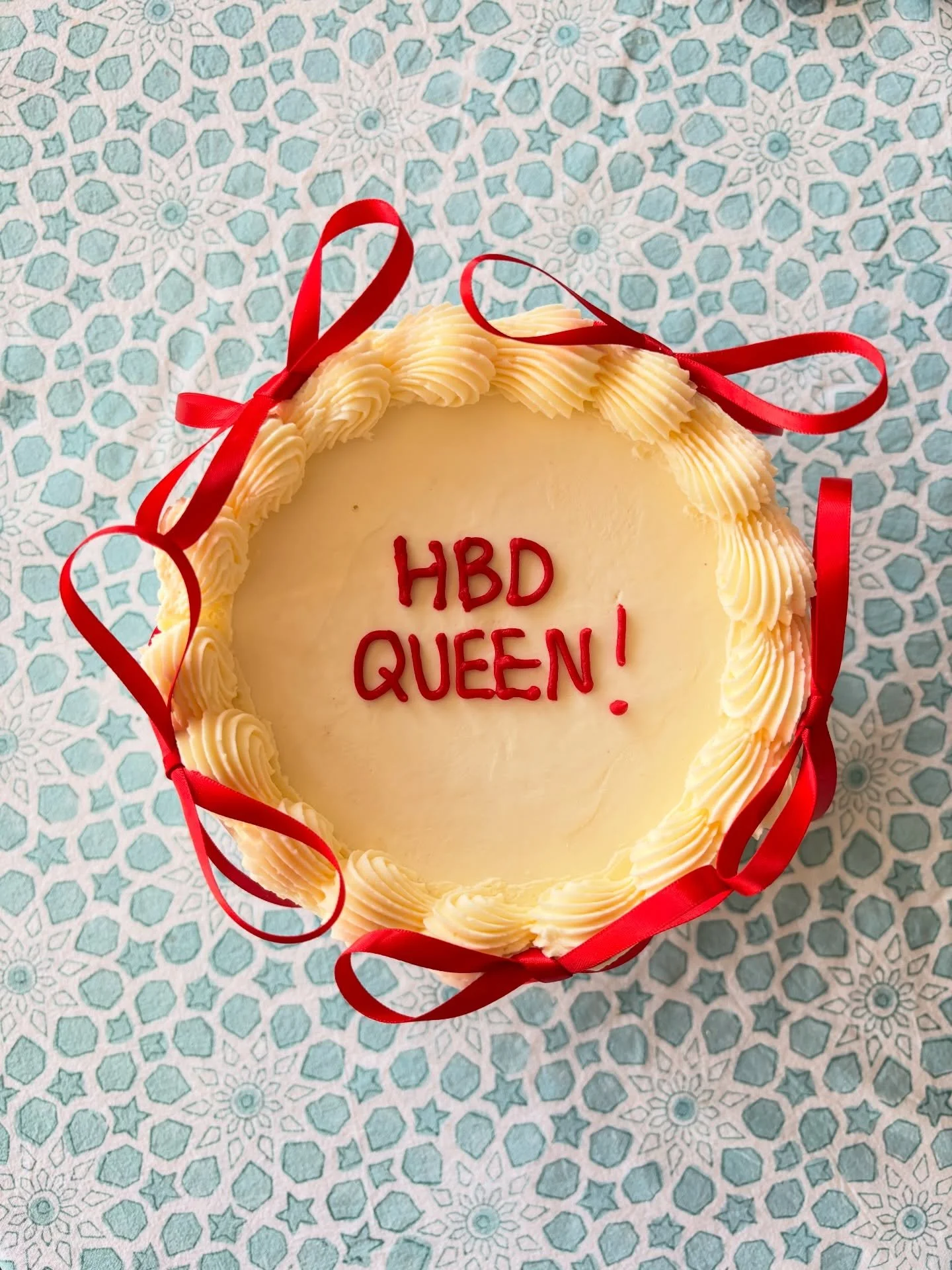 All Queens deserve cake on their birthday! 👑✨🥂 

#bakesbyflo #homebaker #smallbusinessowner