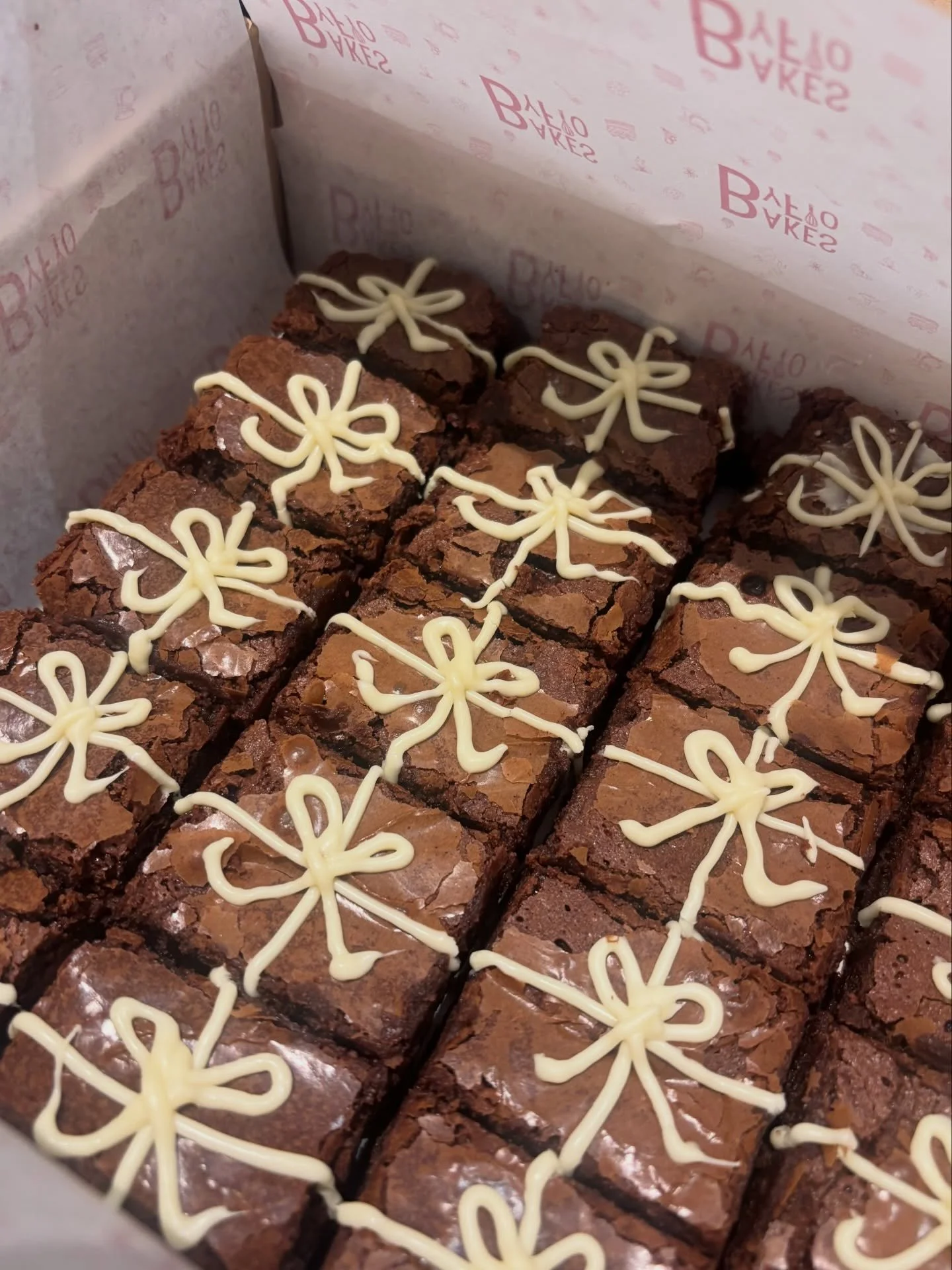 How cute are these Christmas present brownies 🎁

They&rsquo;ll definitely be making a reappearance next Christmas 🎅🏼 ✨ 

#christmasbrownies #brownies #festivebakes #bakesbyflo #christmasbakes