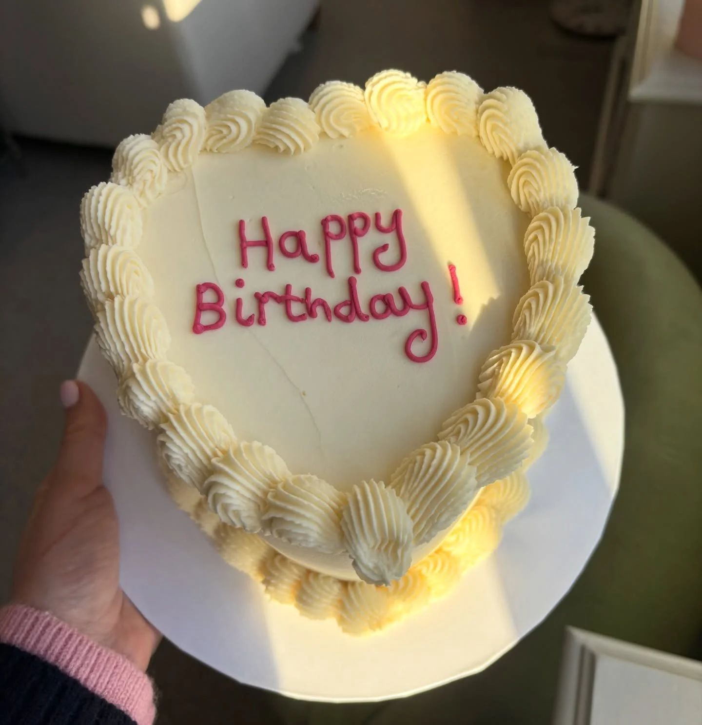 The only shape that matters in February 🤍🩷

#heartcakes #bdaycakes #bakesbyflo #homebakery